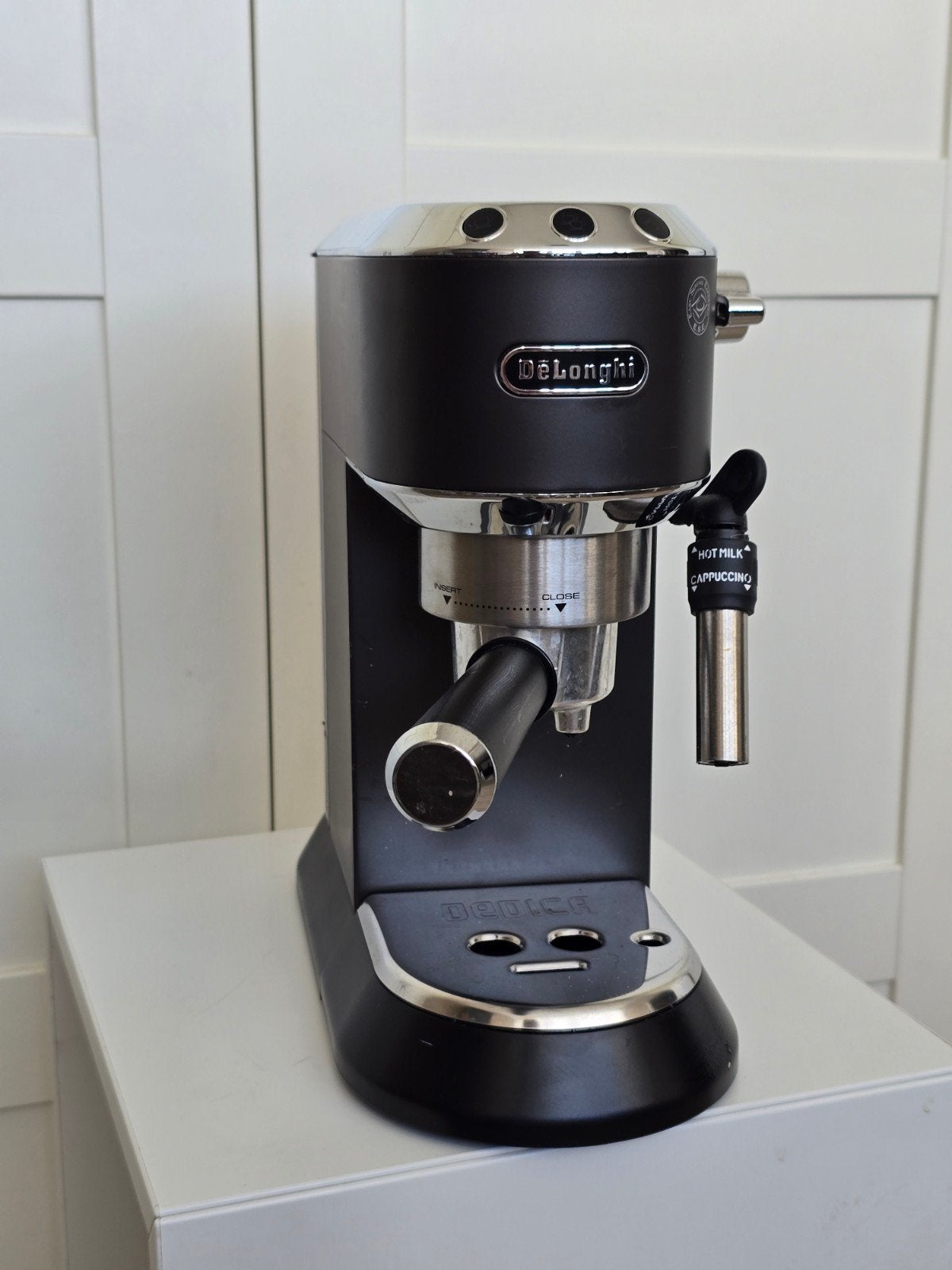 DeLonghi Dedica Style EC685.BK Espressomachine, Witgoed en Apparatuur, Koffiezetapparaten, Espresso apparaat, Ophalen of Verzenden
