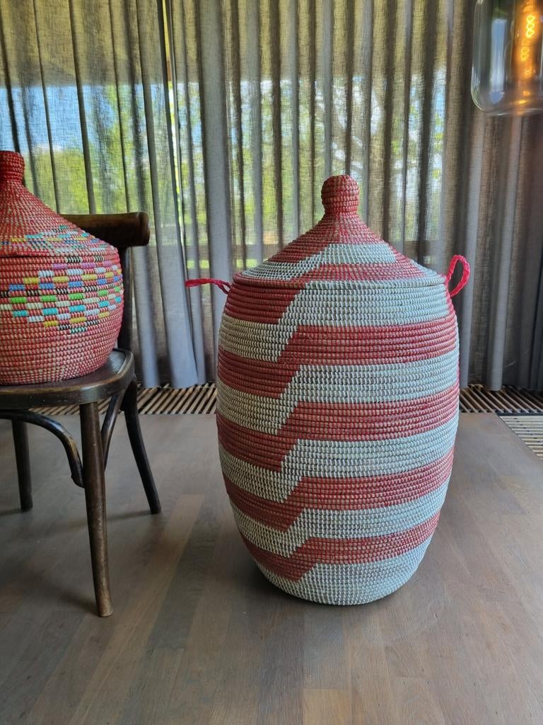 Rood witte wasmand opbergmand uit afrika handgemaakt, Ophalen of Verzenden, Nieuw, Rond, Riet