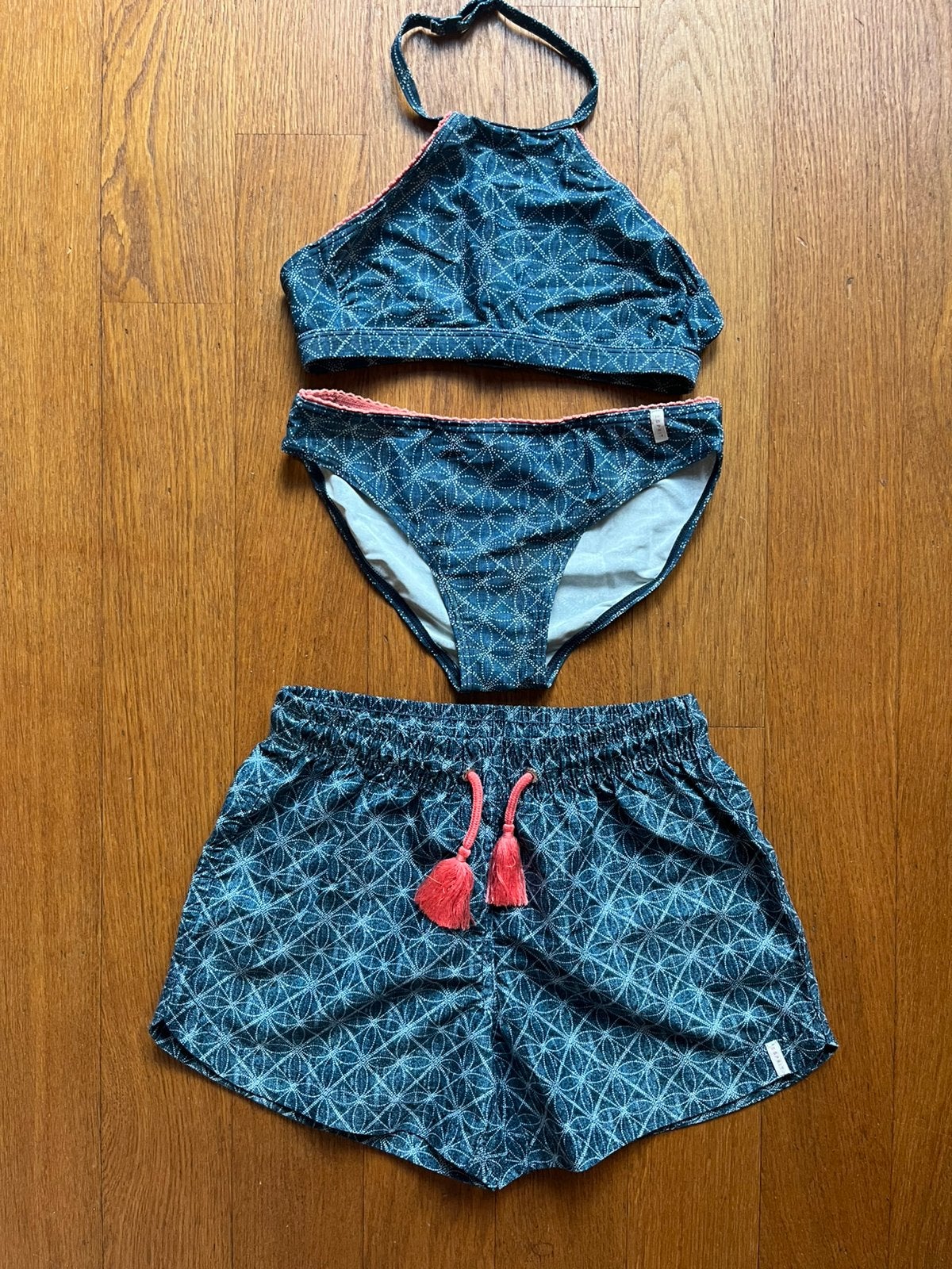Bikini-set met bijpassende short, maat 152/158, merk Esprit., Bikiniset, Meisje, Ophalen of Verzenden, Zo goed als nieuw