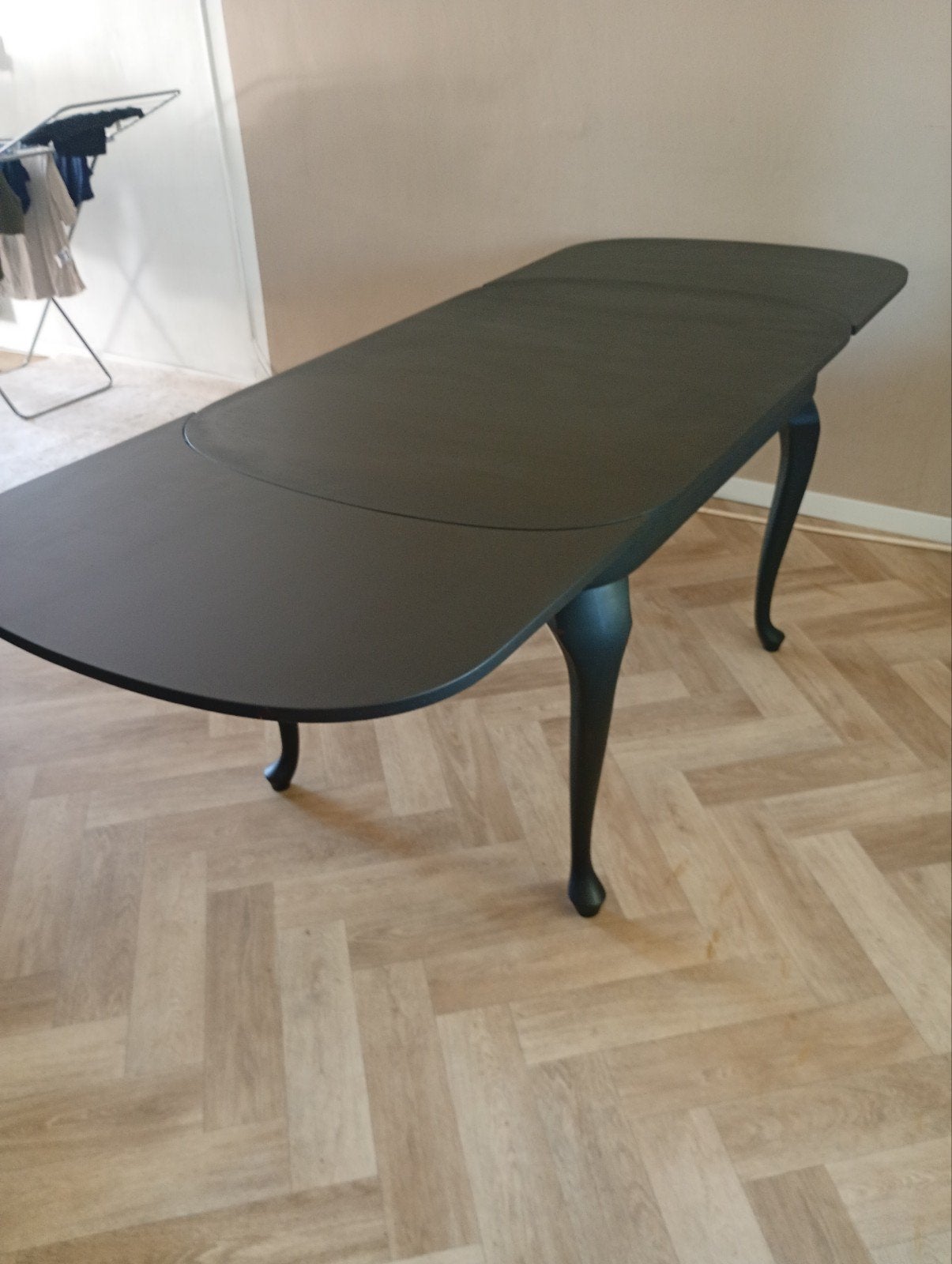 Zwarte eettafel met uitklapbare bladen, Huis en Inrichting, Ophalen, Gebruikt, 100 tot 150 cm, Klassiek, landelijk