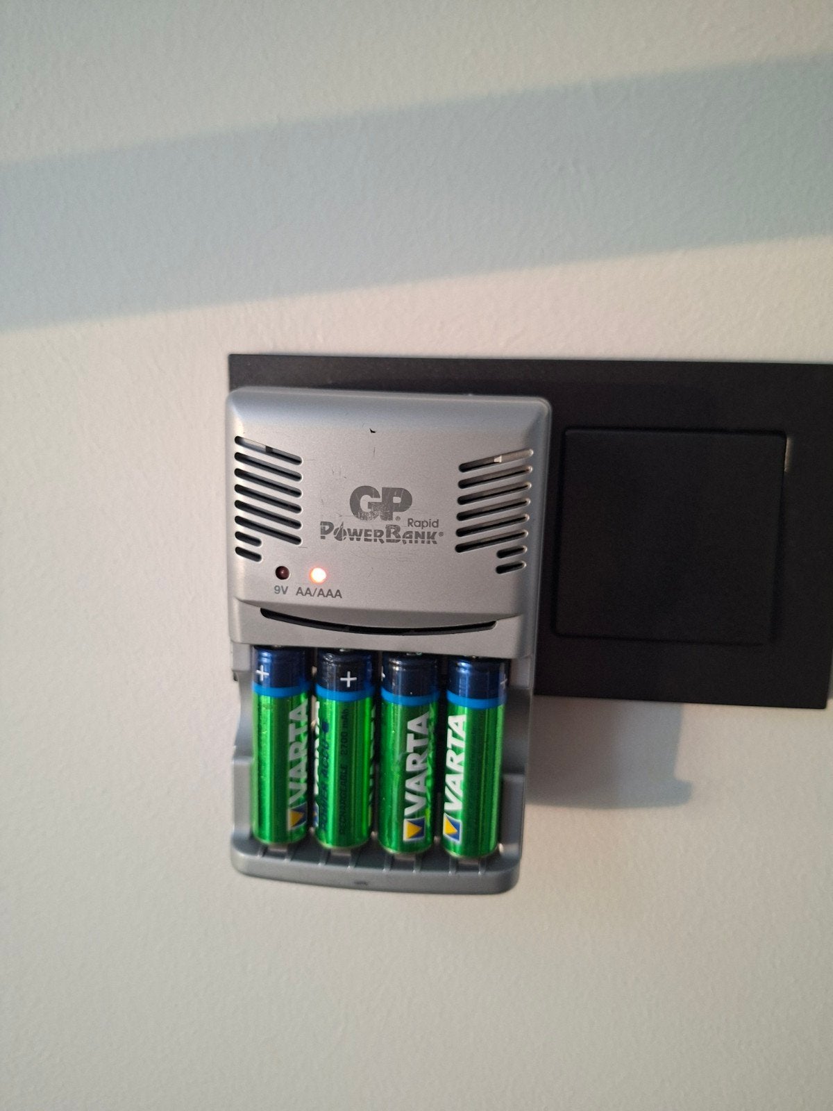 oplader met 4 oplaadbare aa baterijen, Audio, Tv en Foto, Accu's en Batterijen, Ophalen of Verzenden