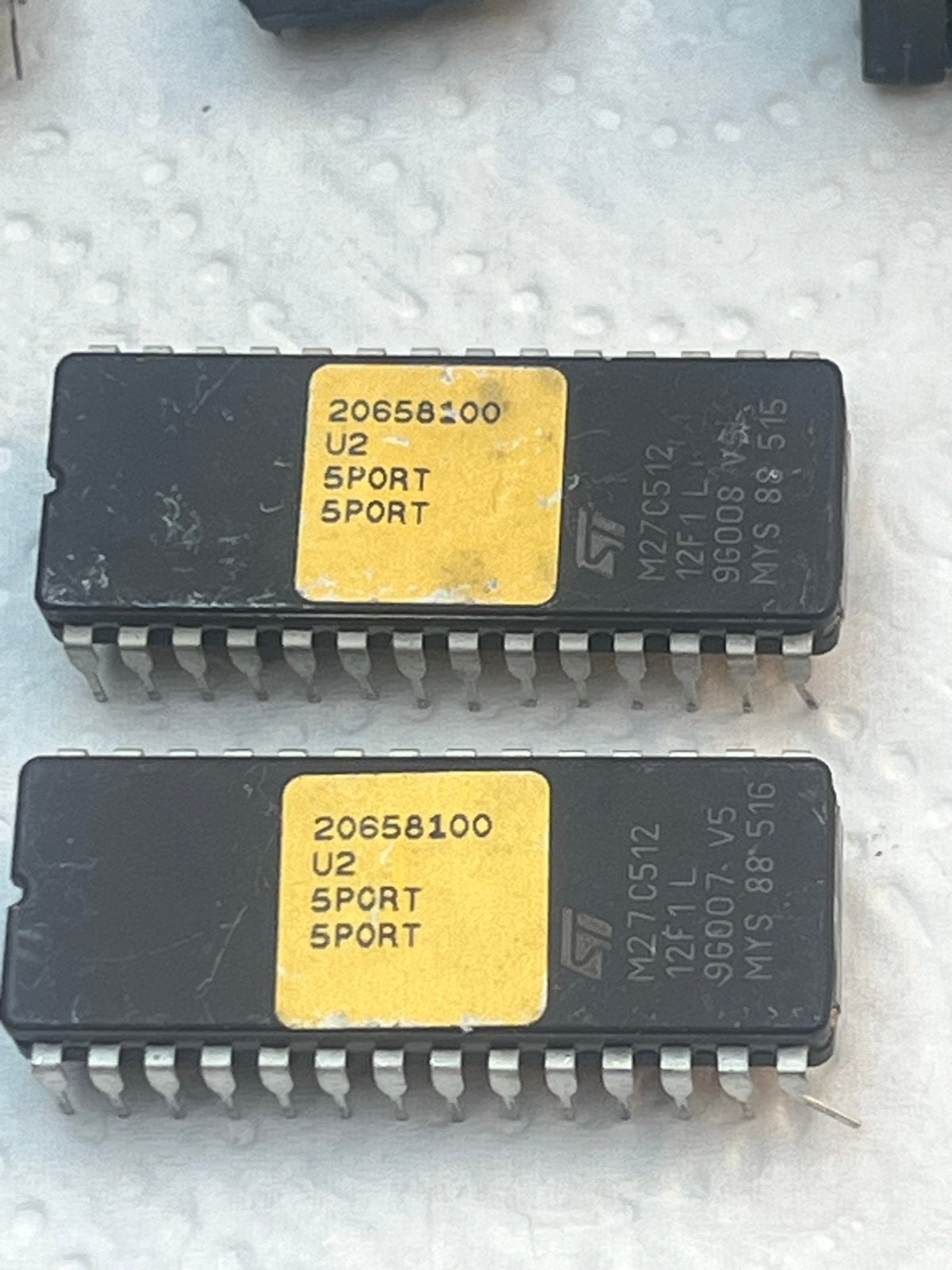 A10.- 2 ST M27C512 EPROM 20658100 U2 5PORT, Verzenden, Gebruikt