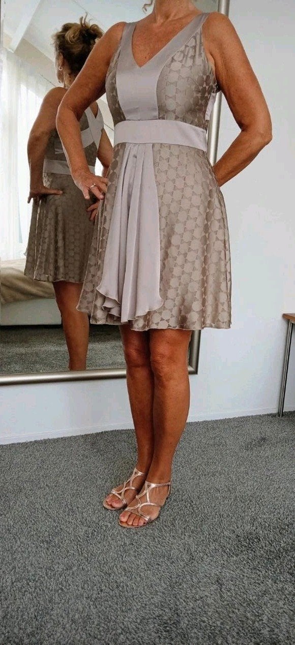 Chique cocktailjurk met jasje - Maat 40 van Steps, Beige, Maat 42/44 (L), Ophalen of Verzenden, Zo goed als nieuw