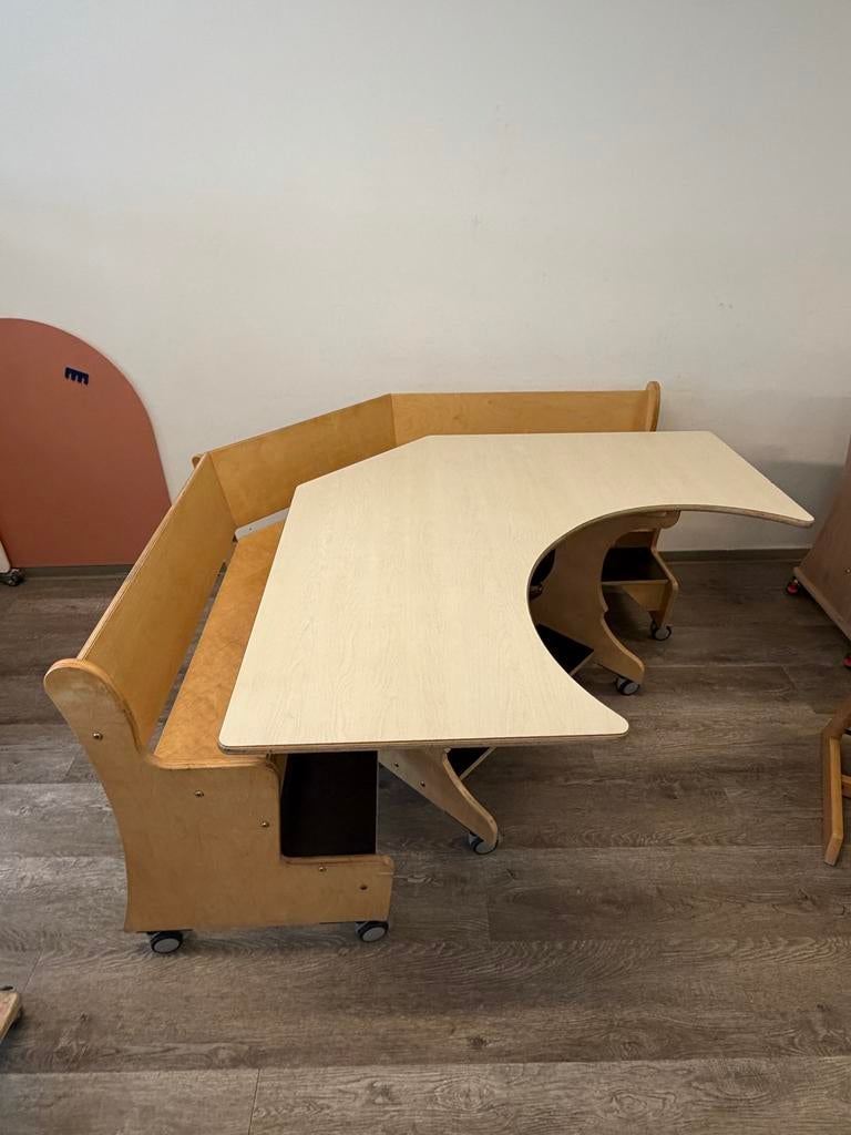 Twee houten tafels en banken op wielen kinderopvang, Ophalen, Gebruikt, Tafel(s) en Stoel(en)