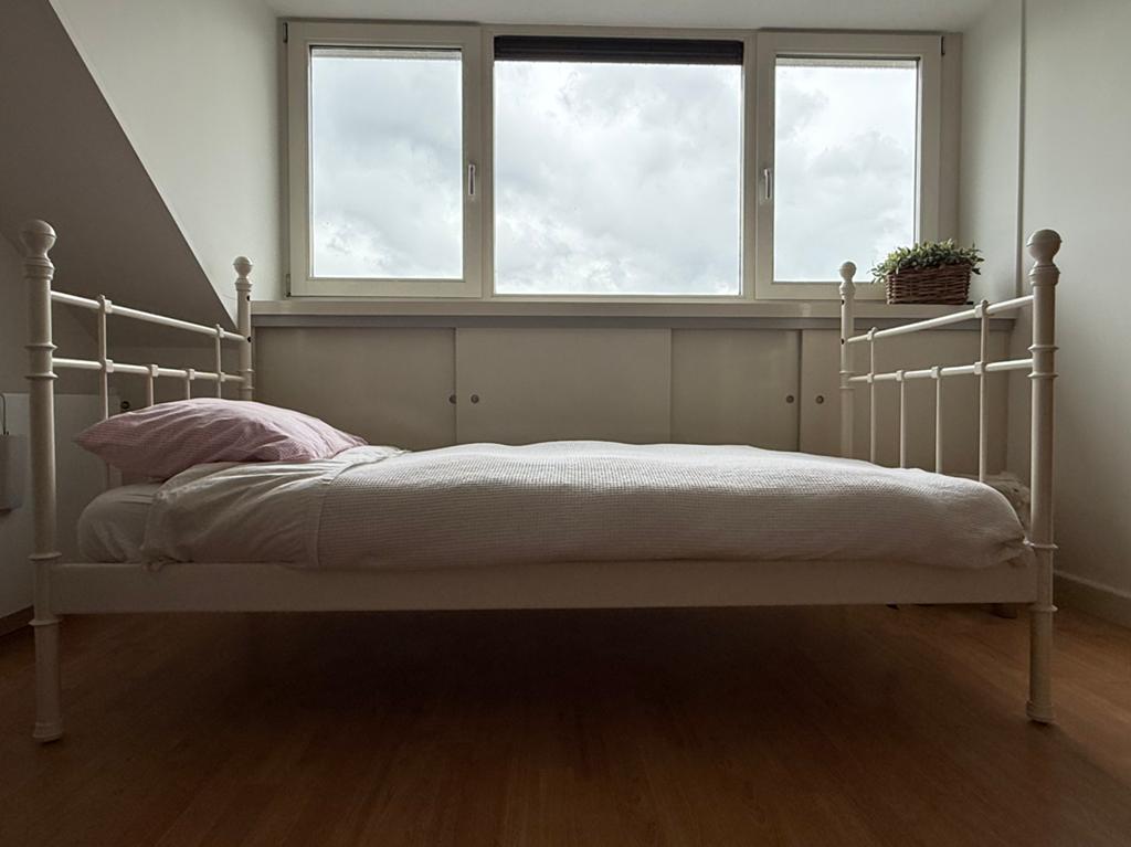 Mooi wit/creme spijlen bed inclusief matras, Ophalen, 90 cm, Eenpersoons, Wit