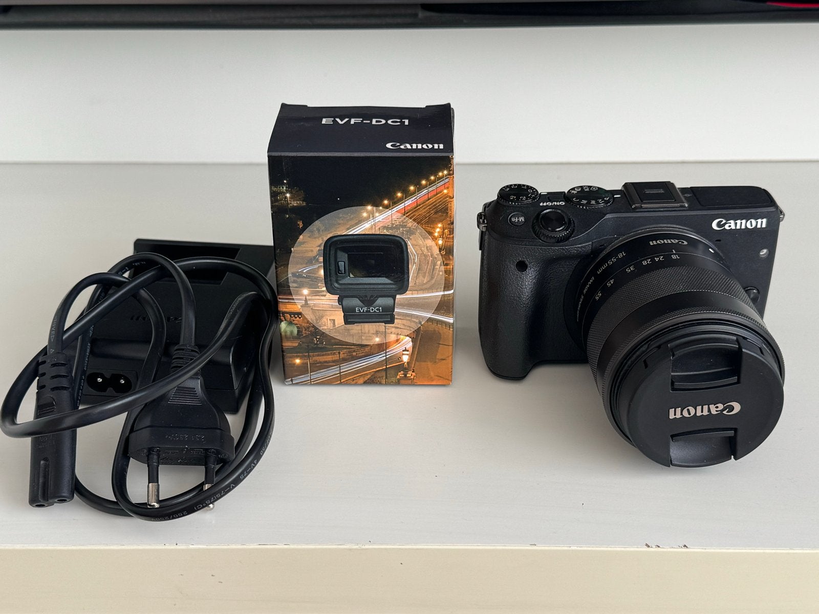 Canon EOS M3 systeemcamera met 18-55mm lens en EVF-DC1