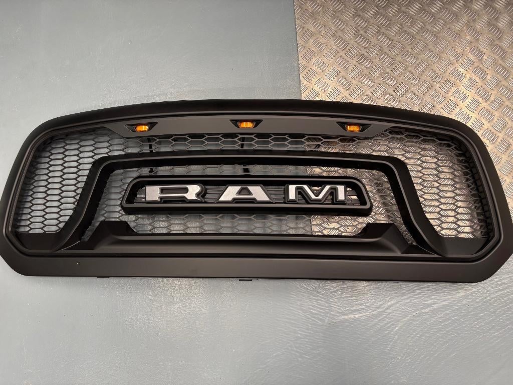 RAM 1500 USA CUSTON GRILL, Auto-onderdelen, Carrosserie en Plaatwerk, Ophalen, Nieuw, Amerikaanse onderdelen, Bumper