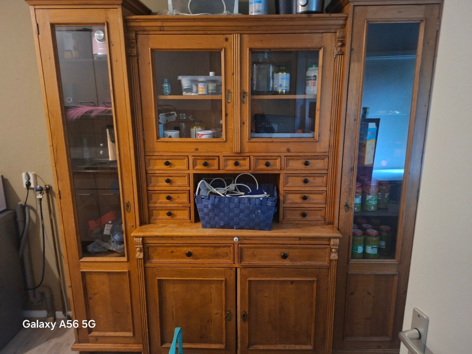 Antieke houten kast met vitrines en lades, Ophalen