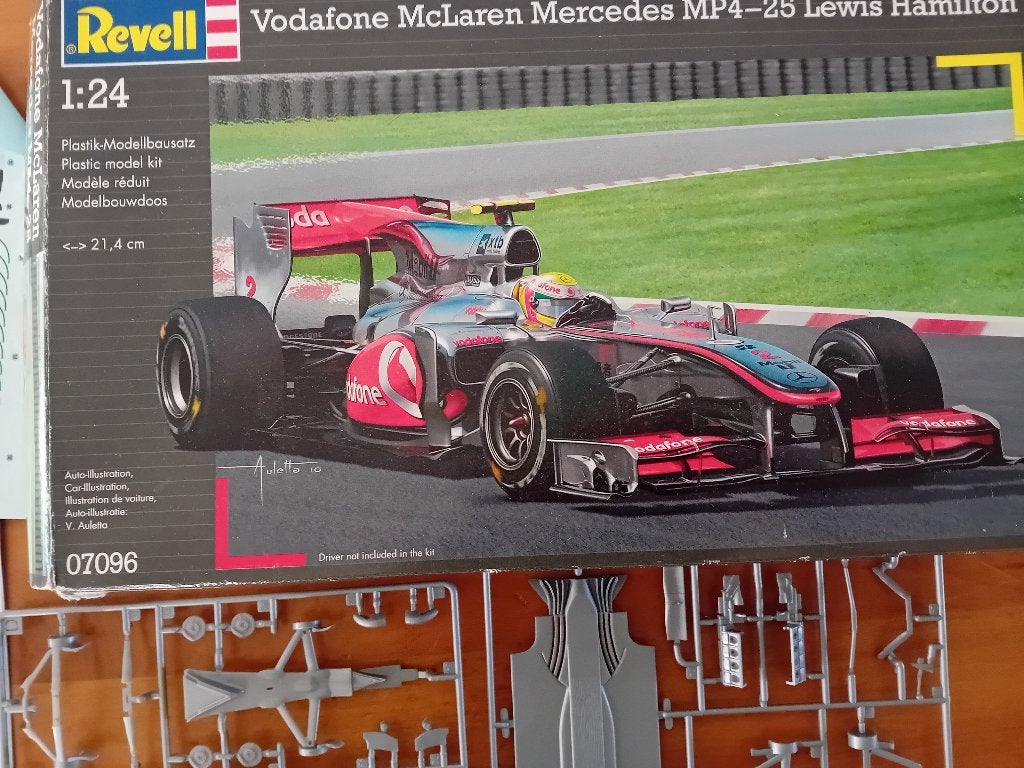 Model  Revell 1:24 Vodafone Mc Laren Mp4-25 Lewis Hamilton, Auto, Revell, Groter dan 1:32, Ophalen of Verzenden