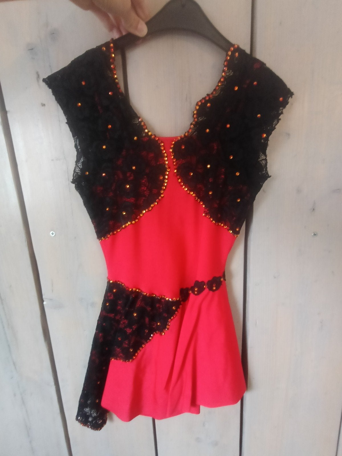 Rood Kunstschaatspakje met Zwart Kant & Swarovski, Ophalen of Verzenden, Zo goed als nieuw, Rood