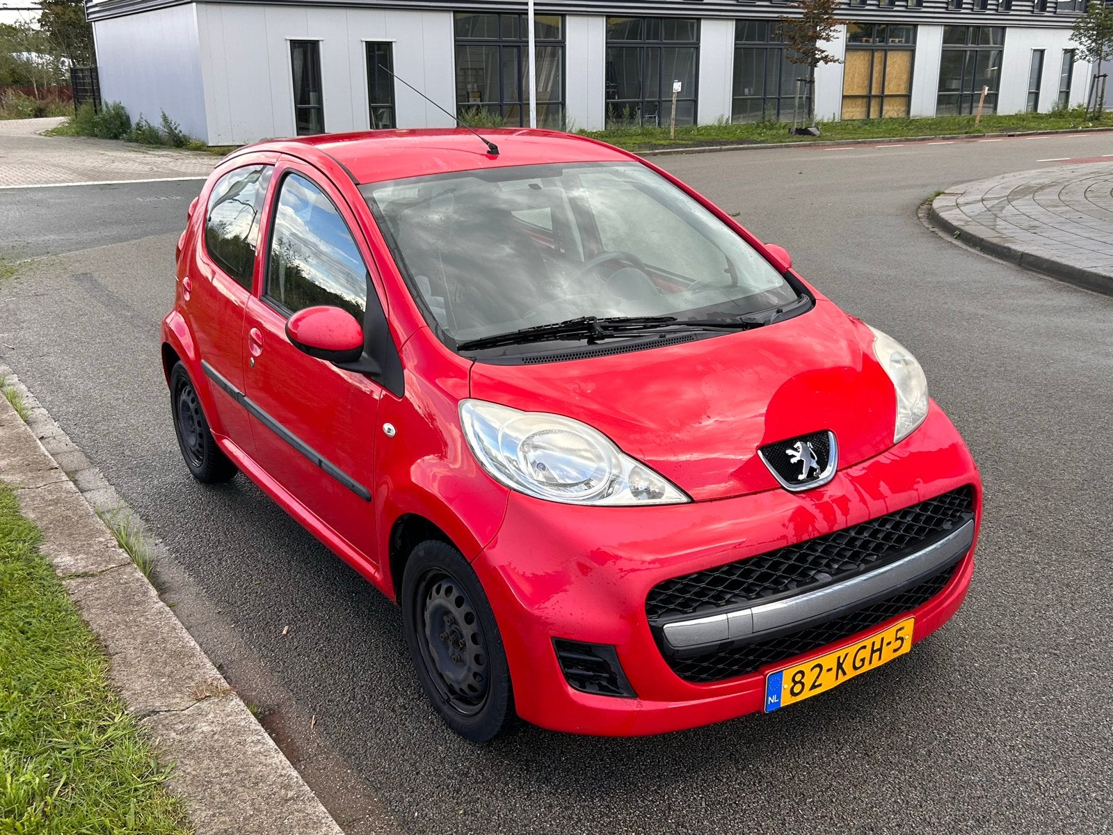 Peugeot 107 1.0 12V 5DR 2009 Rood, Auto's, Voorwielaandrijving, Stof, Zwart, 4 stoelen