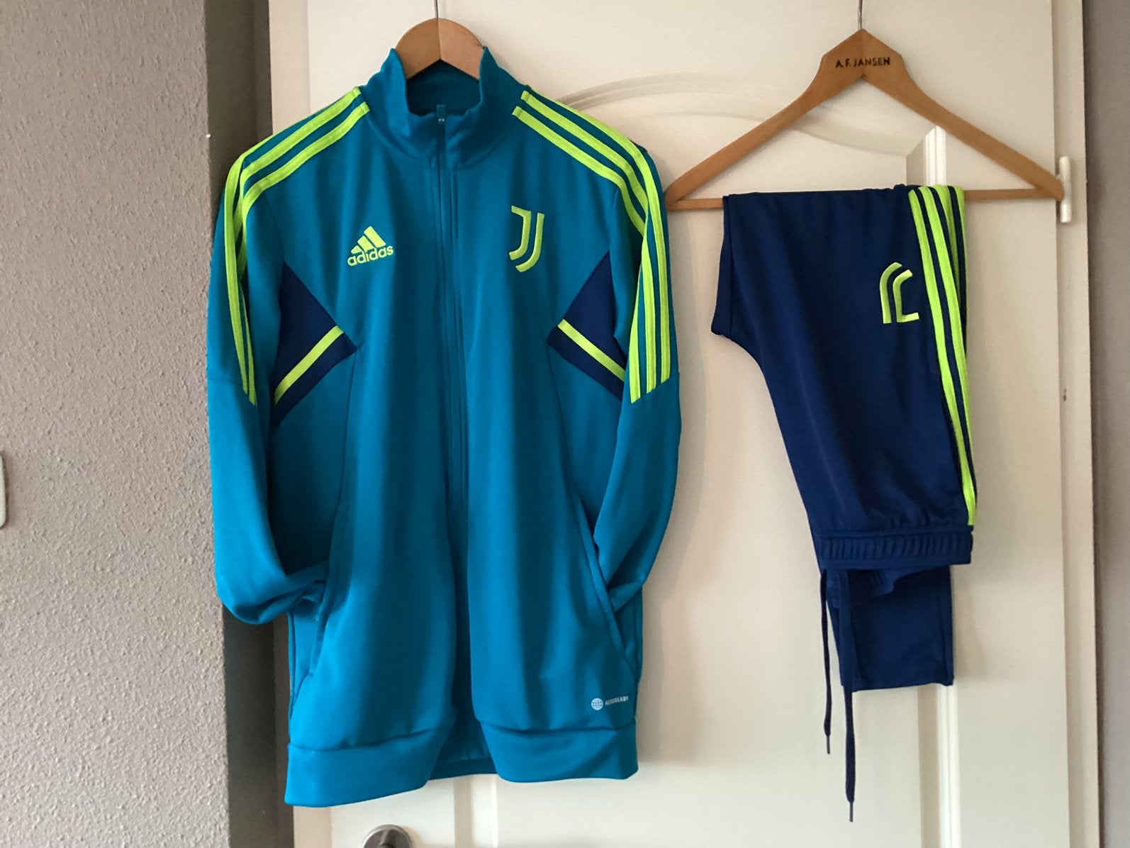 Prachtig trainingspak Adidas maat L te koop., Ophalen of Verzenden, Zo goed als nieuw, Blauw, Algemeen