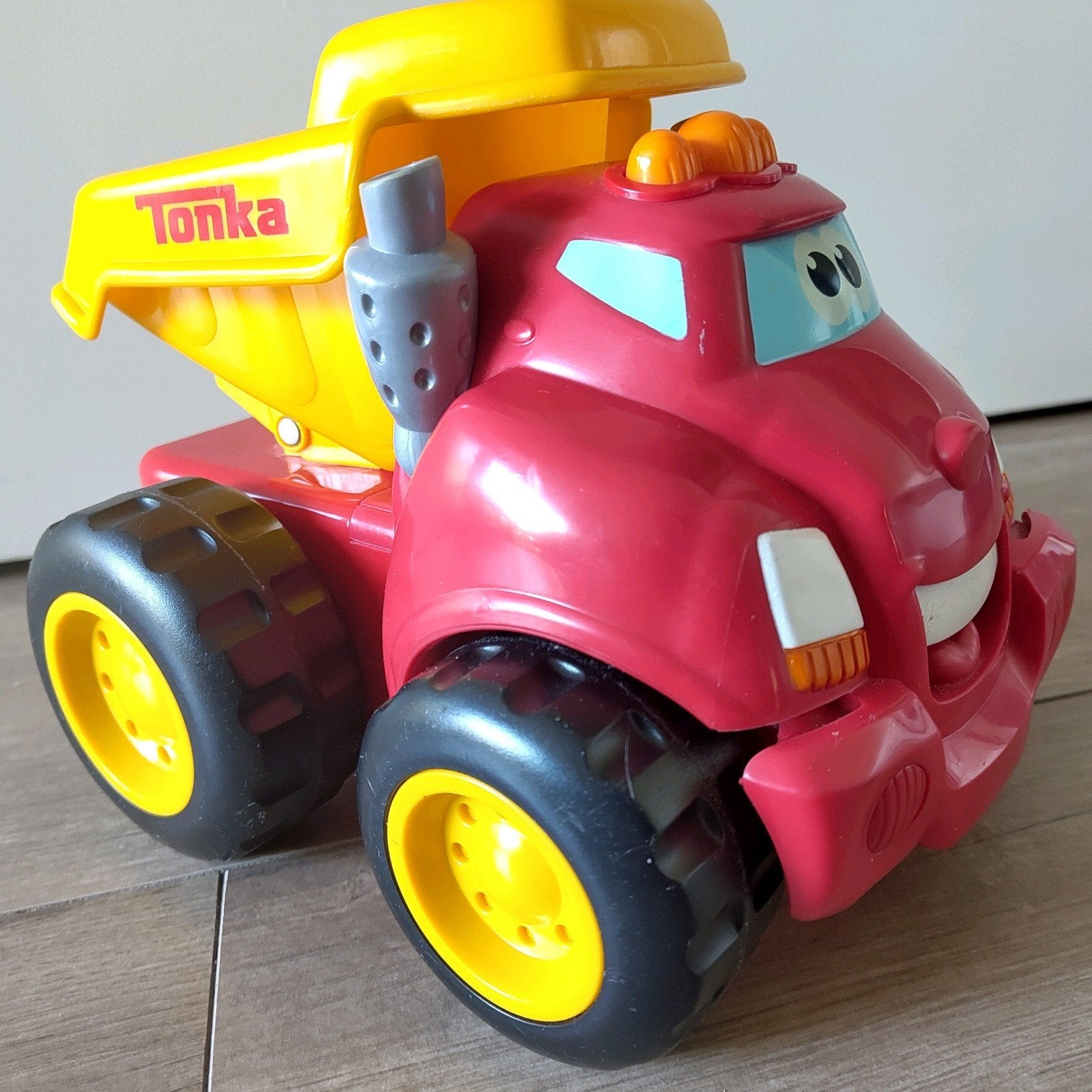 Tonka Chuck pratende en bewegende kiepwagen - 20 cm, Ophalen of Verzenden, Zo goed als nieuw