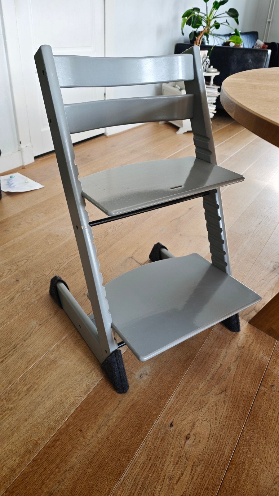 Stokke Trip Trap kinderstoel grijs met vloerbeschermers, Ophalen of Verzenden, Gebruikt, Meegroeistoel