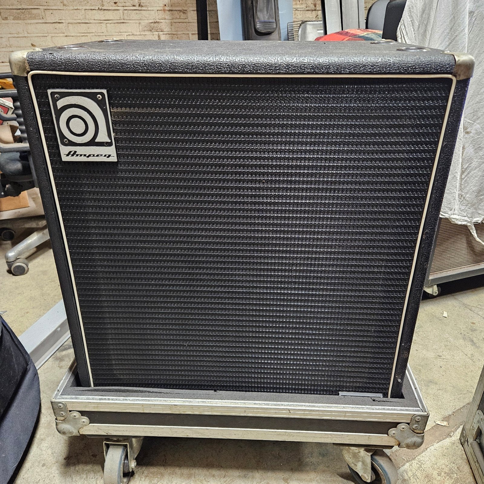 Ampeg SVT-410HE speakerkast met flightcase, Muziek en Instrumenten, Ophalen, Gebruikt, 100 watt of meer