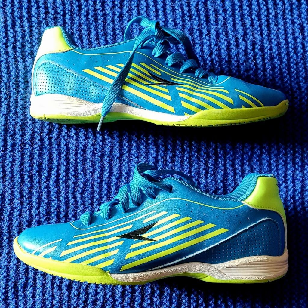 Blauwe en gele zaalvoetbalschoenen 37, Ophalen of Verzenden, Zo goed als nieuw, Jongen of Meisje, Sportschoenen