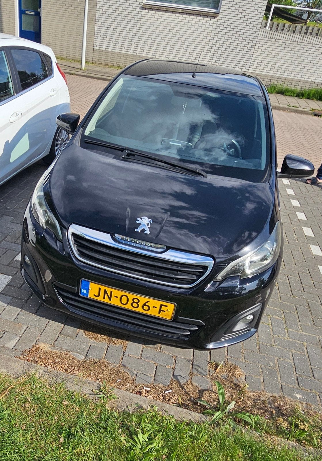 Peugeot 108 Carplay, cruise control, leren stuur, Voorwielaandrijving, Start-stop-systeem, 4 stoelen, Zwart