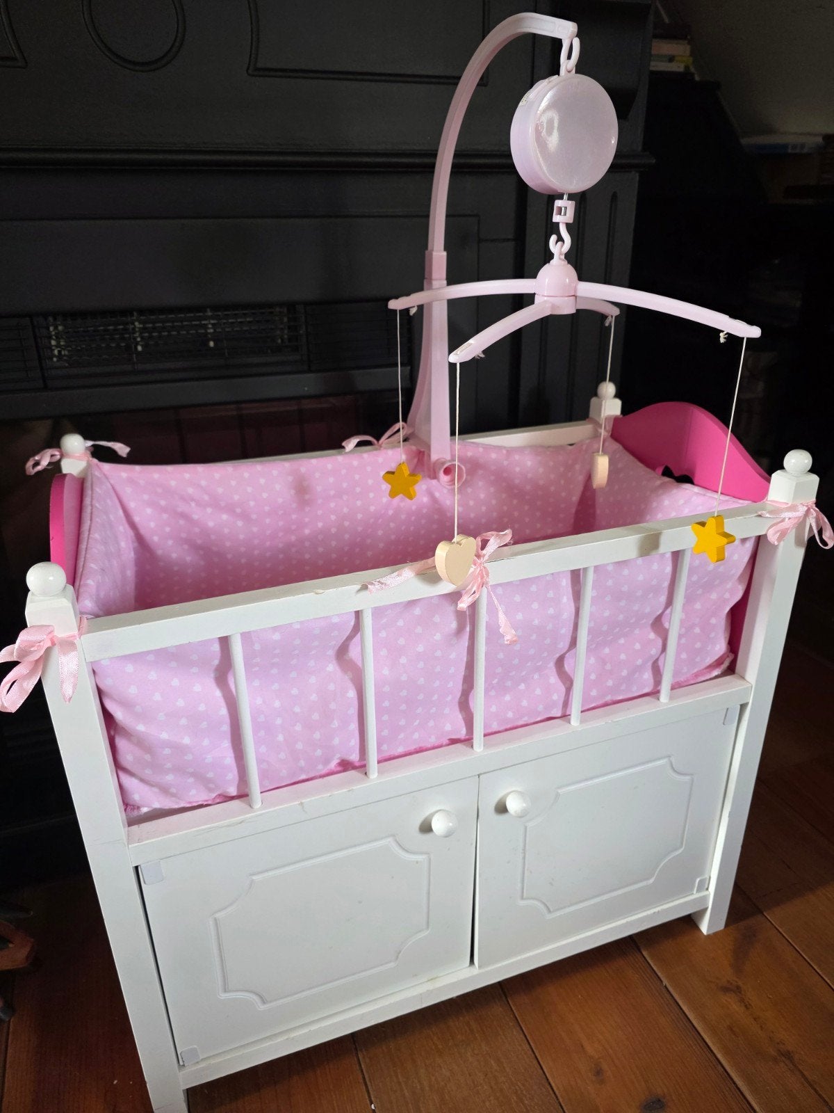 Schattig poppenbedje met roze beddengoed en mobiel, Ophalen, Gebruikt, Overige typen