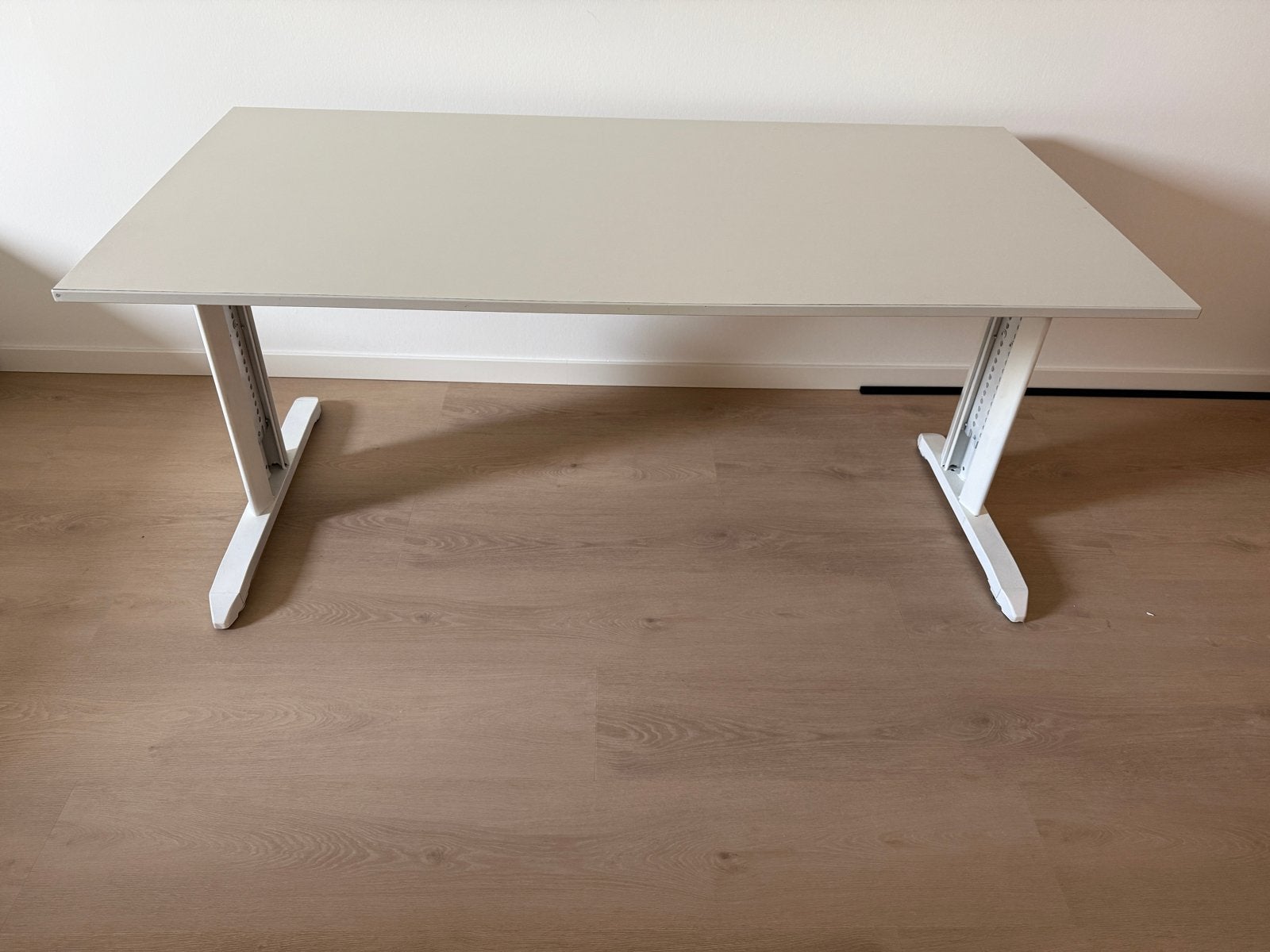 Modern wit bureau - In hoogte verstelbaar, Huis en Inrichting, Zit-sta bureau, Spaanplaat of MDF, In hoogte verstelbaar, Ophalen of Verzenden