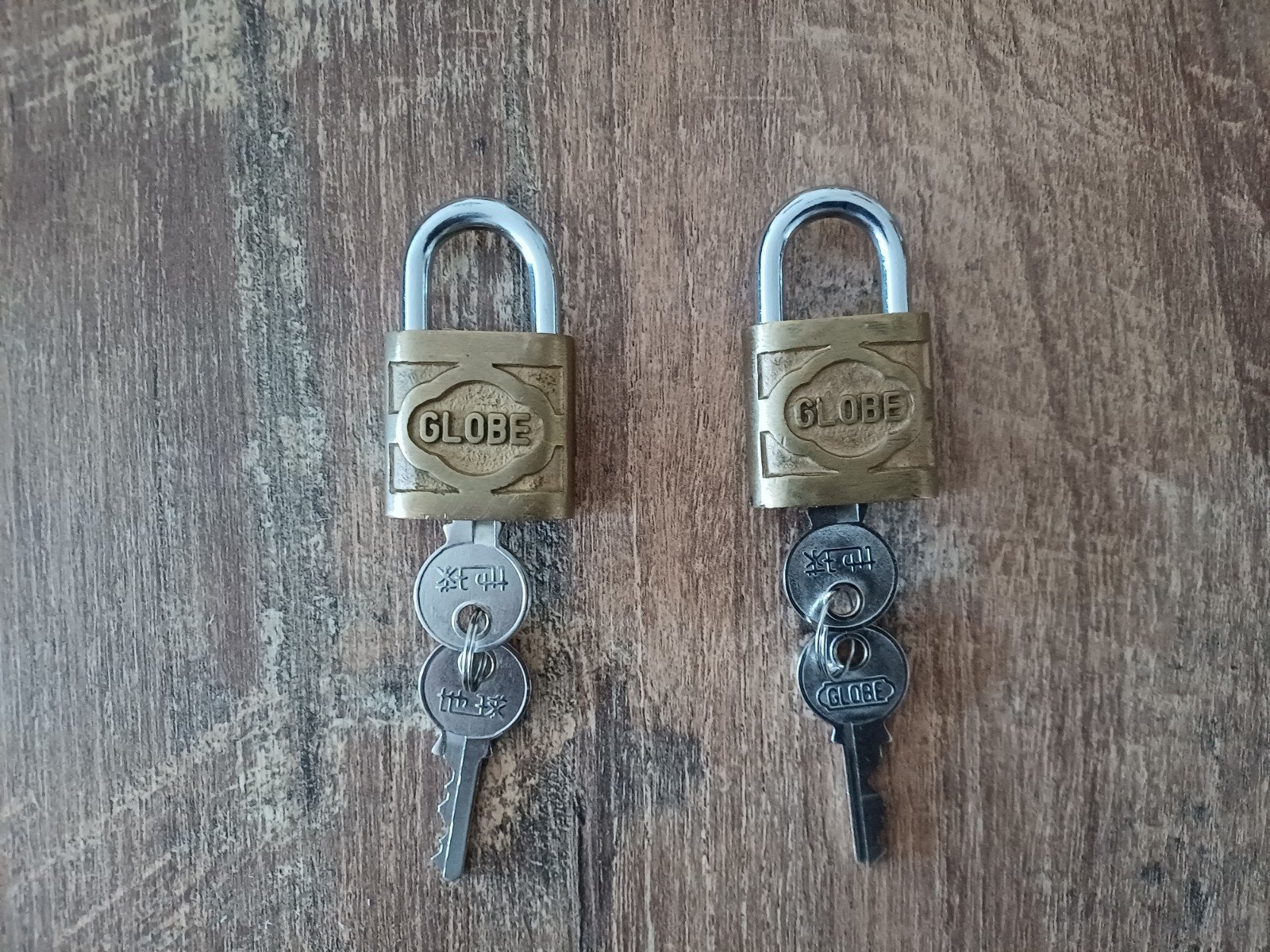 2 Globe hangsloten, Ophalen of Verzenden, Overige materialen