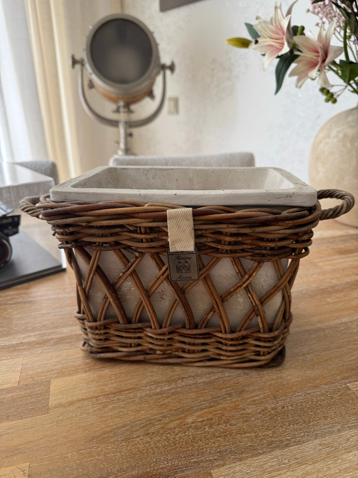Riviera Maison Rotan mand met betonnen binnenbak, Ophalen, Natuurlijk materiaal, Bruin, Landelijk