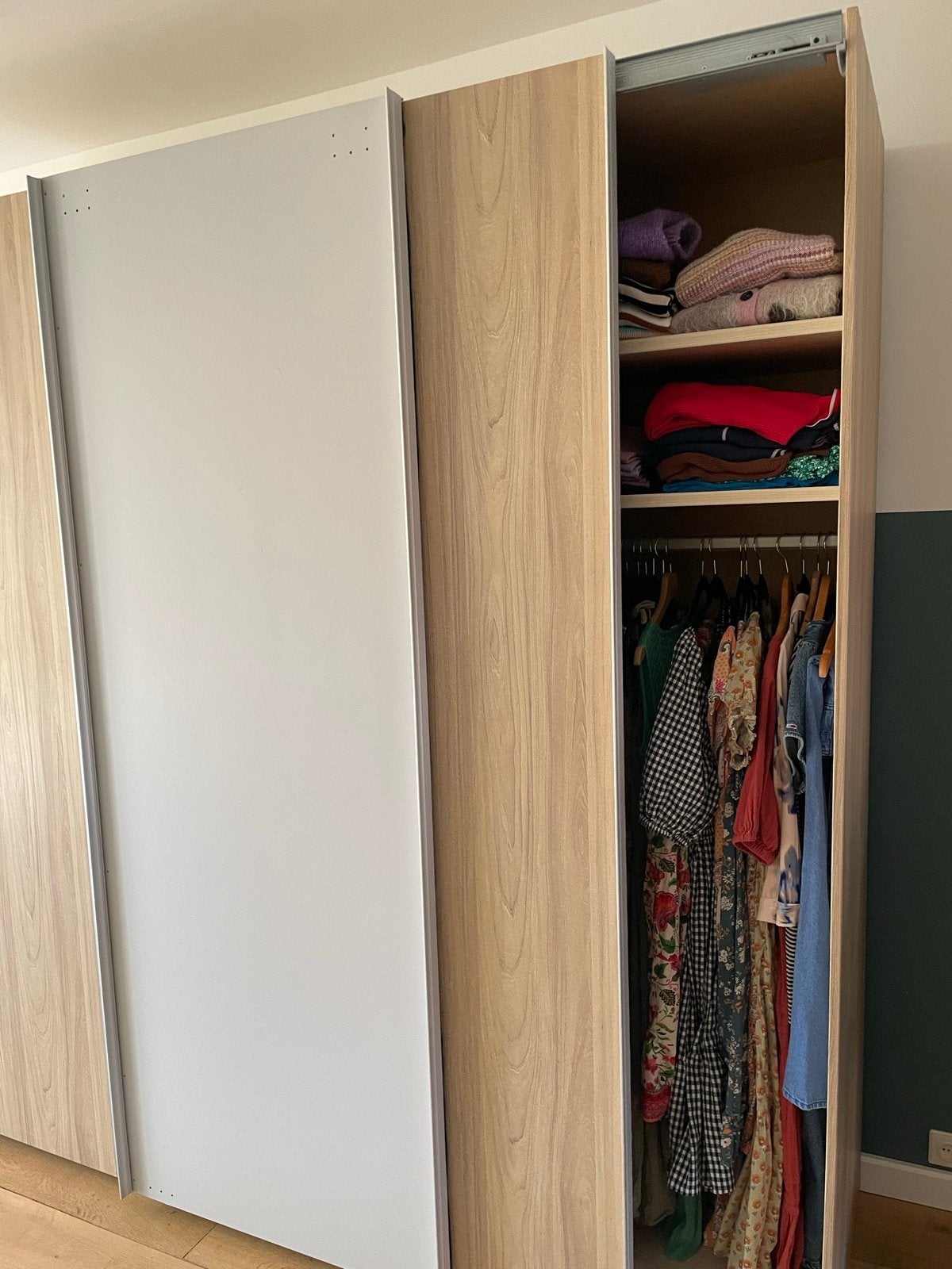 Grote kledingkast met schuifdeuren - 240x220x67 cm, Huis en Inrichting, Kasten | Kledingkasten, Ophalen, Met plank(en), Gebruikt