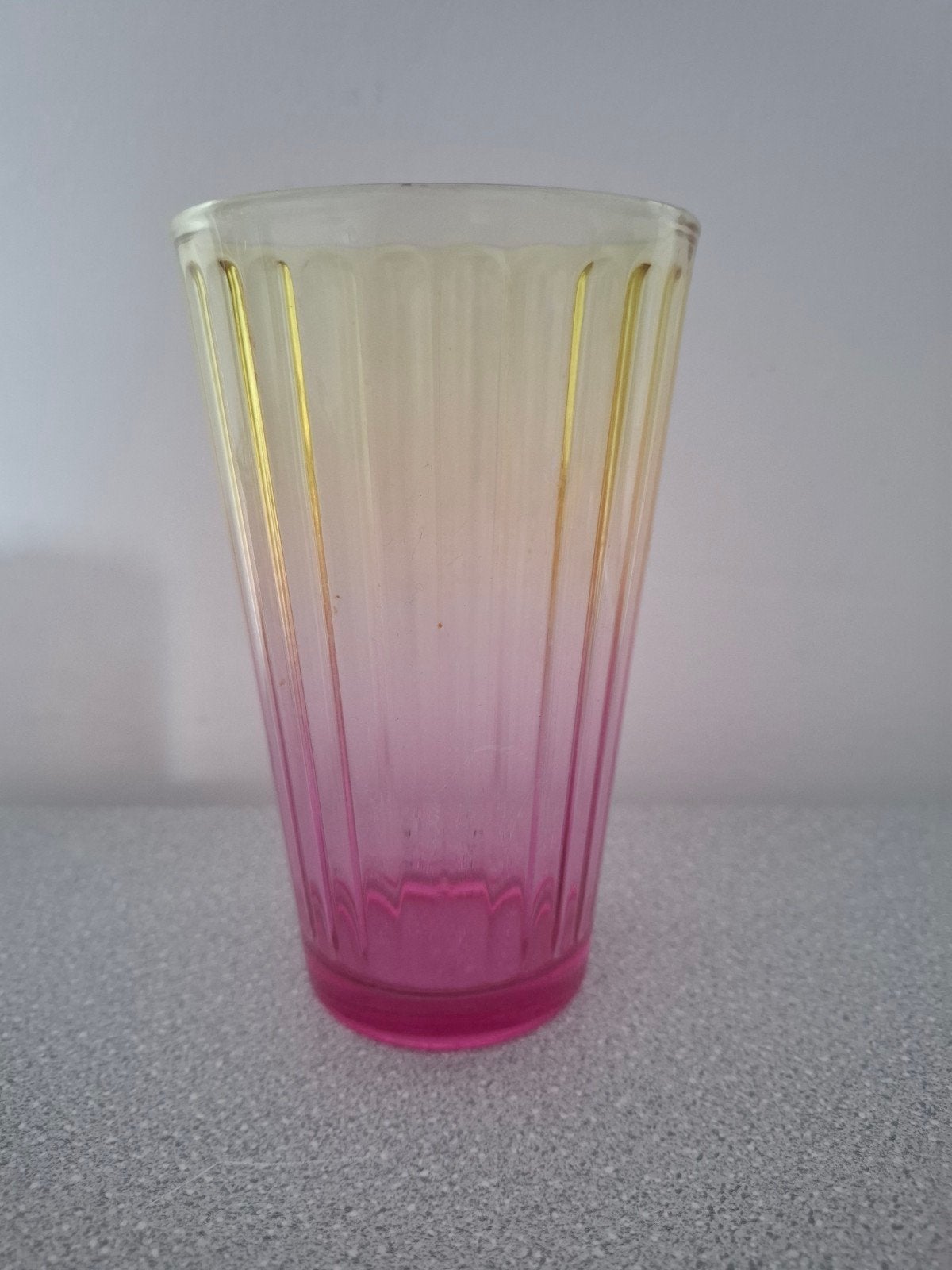 roze-gele drinkglas met ribbels, Ophalen of Verzenden, Gebruikt, Glas, Overige stijlen