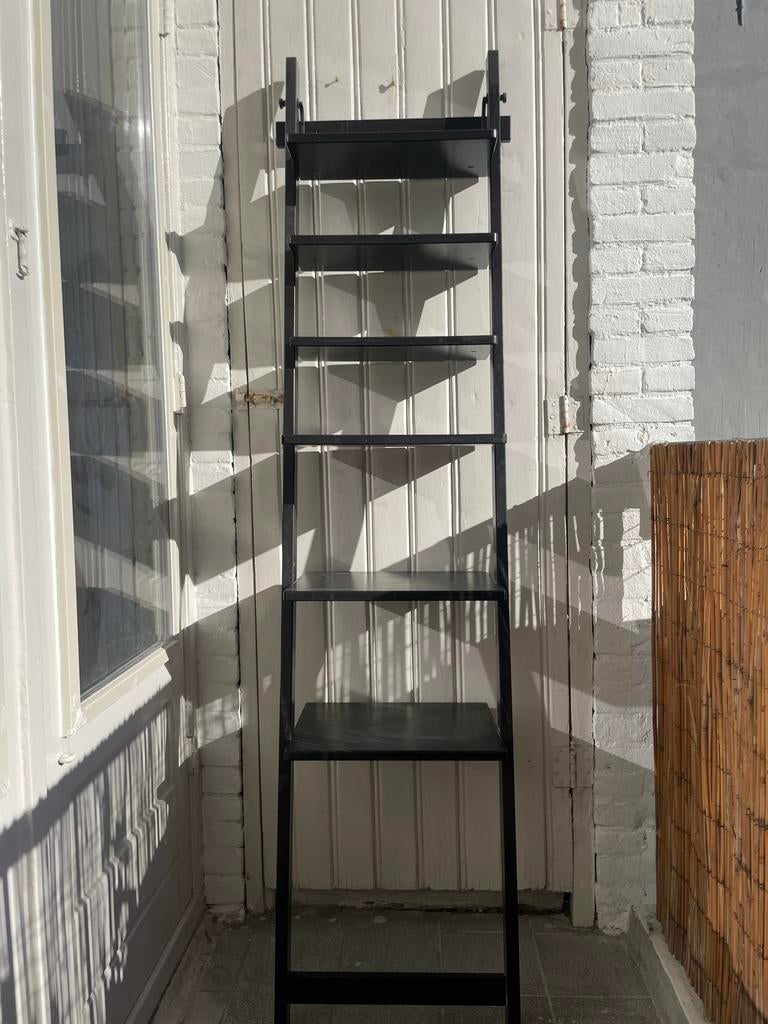 Zwart IKEA Kastje / Ladderrek met gebruikssporen, Huis en Inrichting, Kasten | Boekenkasten, Ophalen, Minder dan 50 cm, Gebruikt