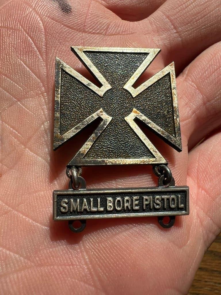WO2 Amerikaans Marksman Badge Small bore Pistol bar sterling, Amerika, Verzenden, Embleem of Badge