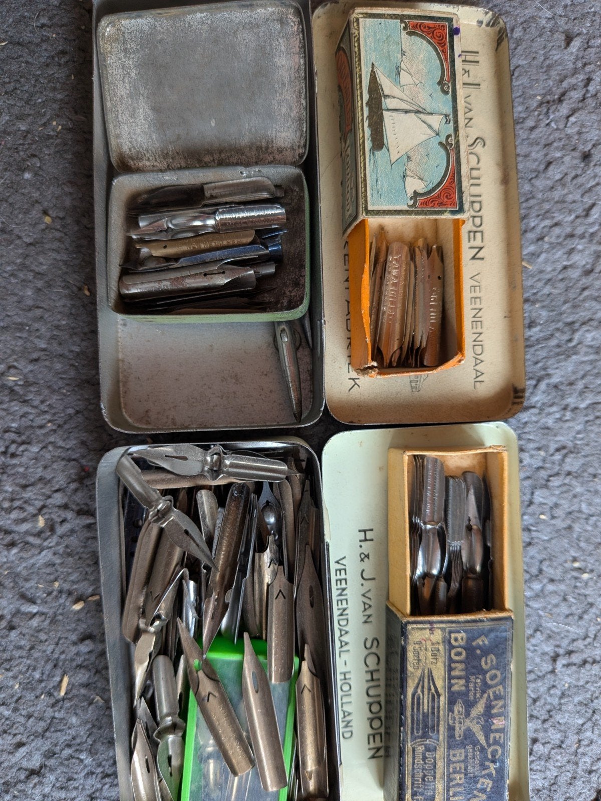Oude vulpennen en diversen - Vintage schrijfwaren collectie, Verzamelen, Pennenverzamelingen, Gebruikt, Met doosje, Vulpen, Ophalen