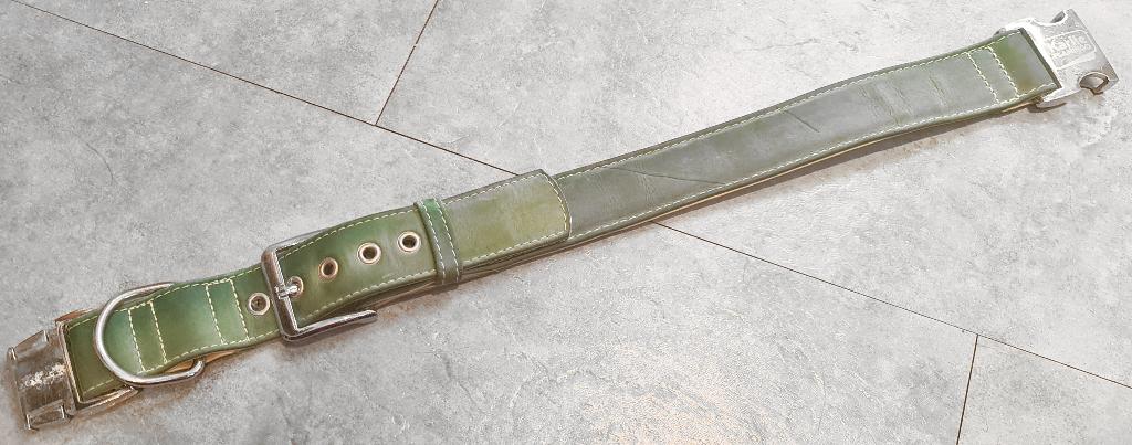 4 cm brede halsband van buffelleer met aluminium beslag, Dieren en Toebehoren, Ophalen of Verzenden, Handgemaakt, Zo goed als nieuw