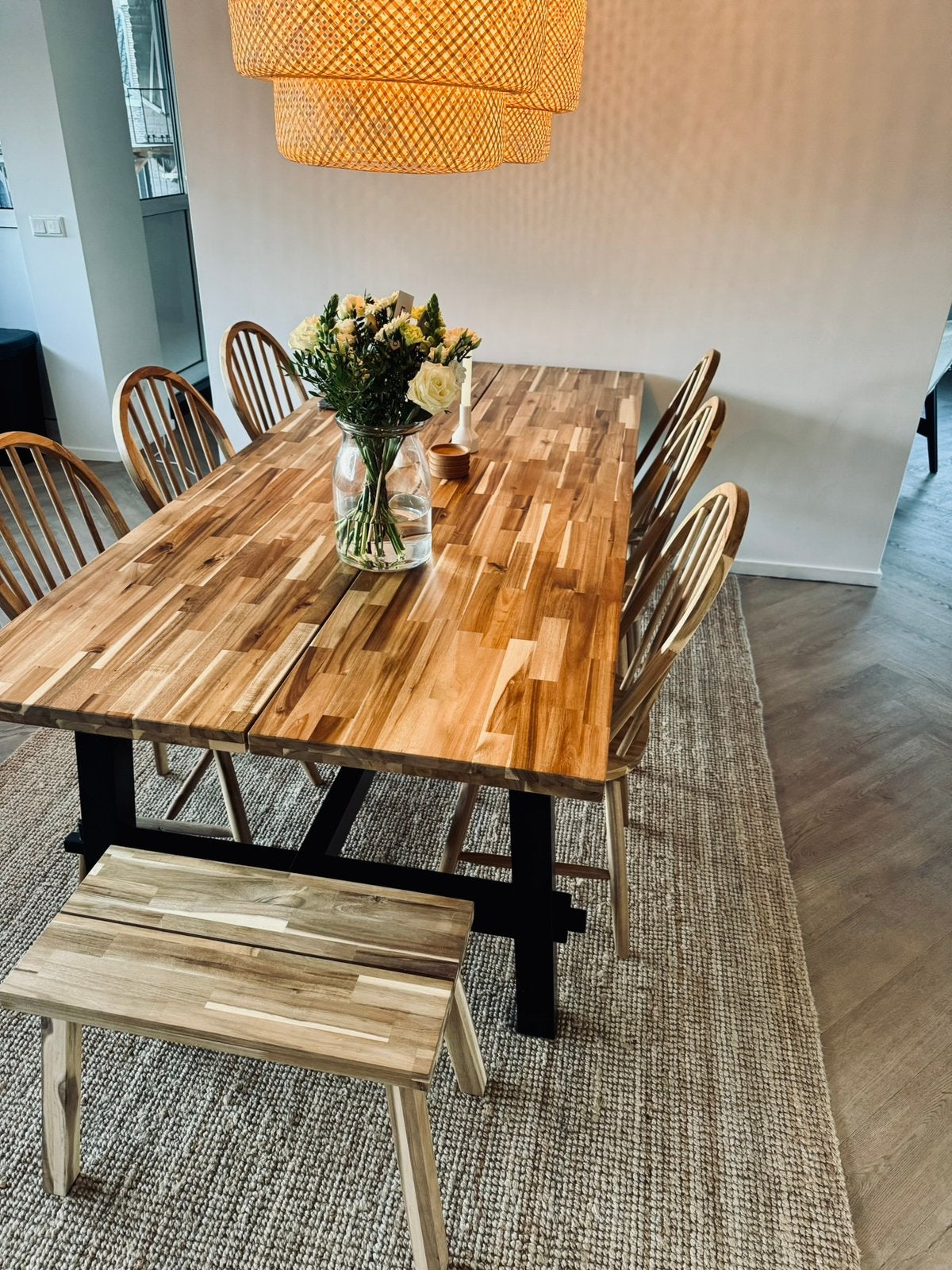 IKEA SKOGSTA Eettafel + 6 Stoelen + Krukje – Massief, Ophalen, 200 cm of meer, 50 tot 100 cm, Zo goed als nieuw