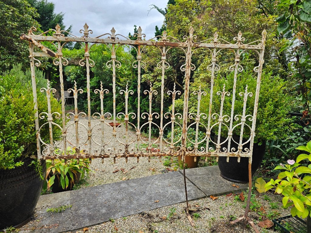Antiek smeedijzeren hek, Tuin en Terras, Ophalen, Met poort, Gebruikt, Sierhekwerk
