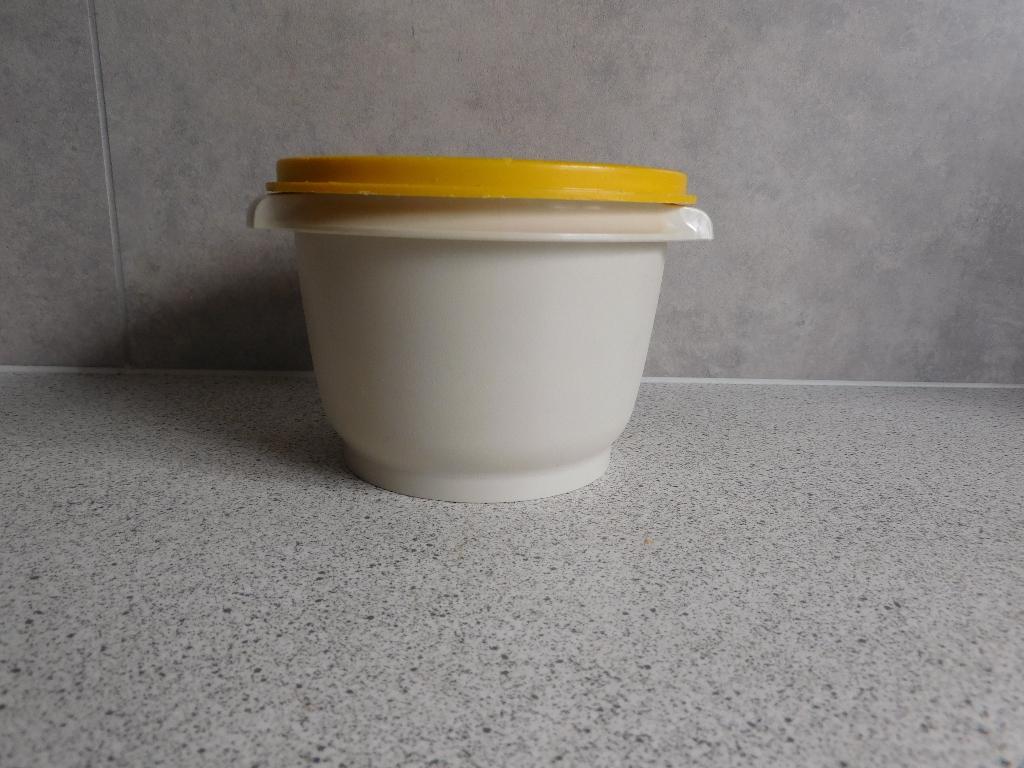 Tupperware Servalier Bowl 650 ml. 13 cm. Crème Geel, Huis en Inrichting, Keuken | Tupperware, Ophalen of Verzenden, Zo goed als nieuw