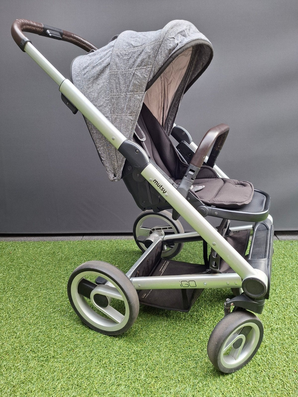 Mutsy IGO Combi Kinderwagen met adapters voor Maxi Cosi, Ophalen, Gebruikt, Met autostoeltje, Combiwagen