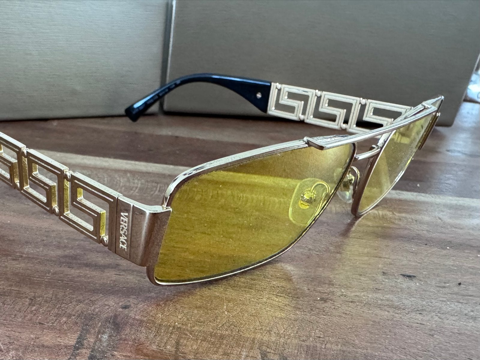 Versace zonnebril met gouden montuur en gele glazen, Overige merken, Zonnebril, Geel, Ophalen of Verzenden