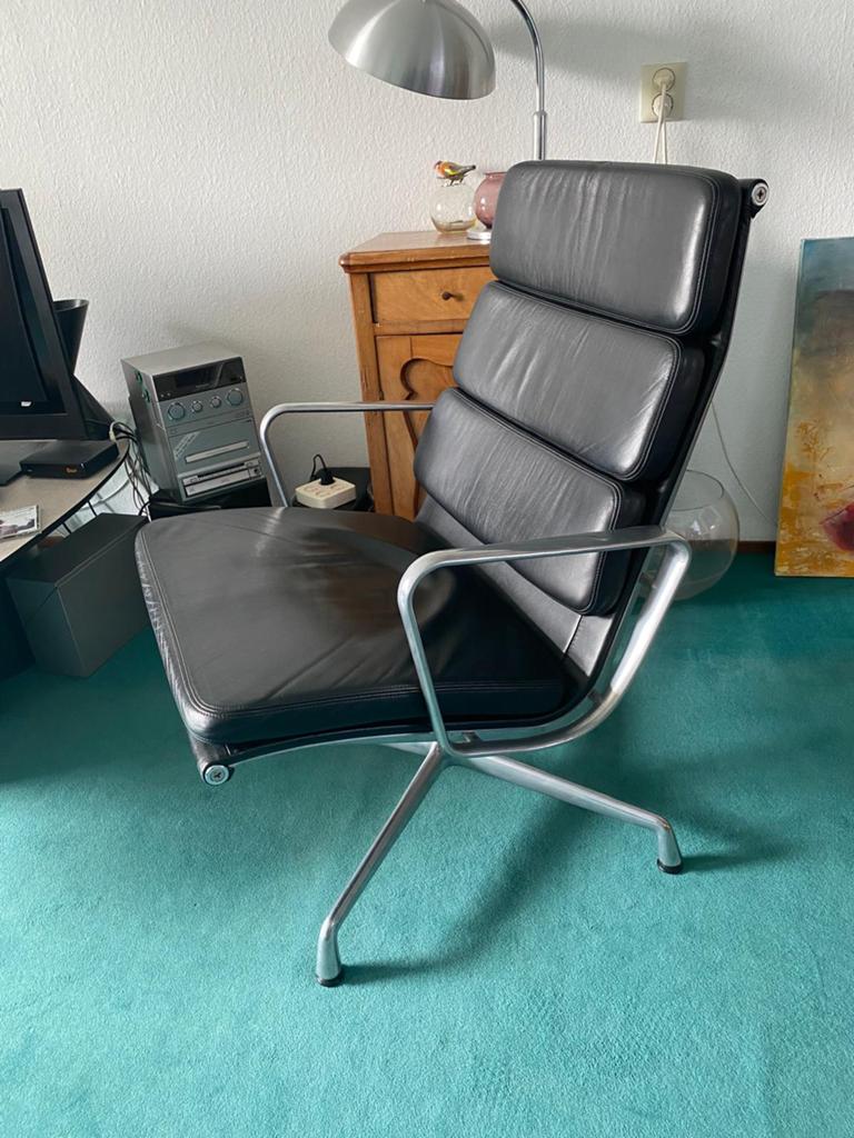 Vitra Eames EA216 Softpad stoel- Zwart Leer, Huis en Inrichting, Fauteuils, Vitra, Gebruikt, Minder dan 75 cm, Leer