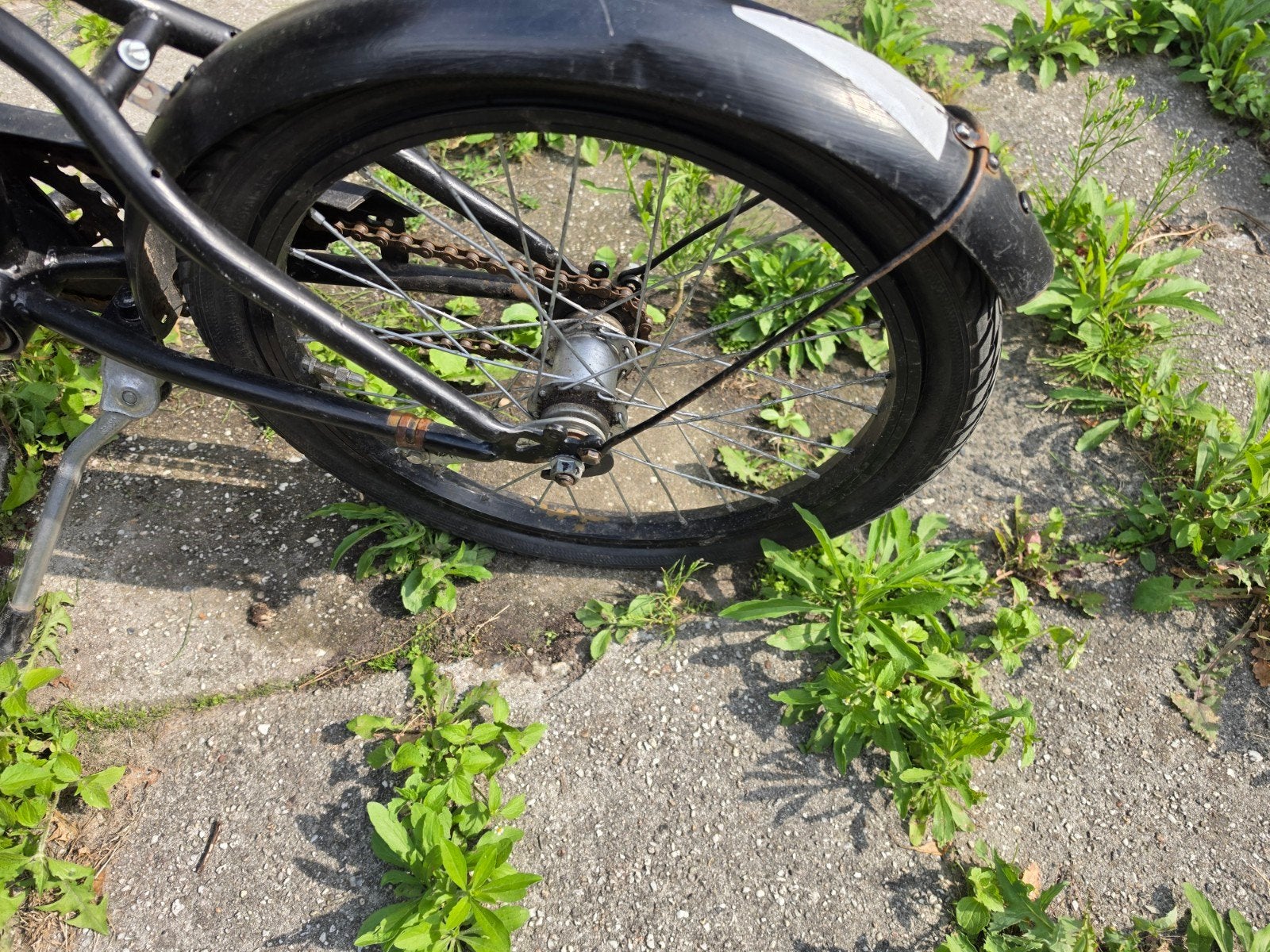 Kinderfiets zwart - achterband plat, te klein, Fietsen en Brommers, Fietsen | Kinderfietsjes, Ophalen, Gebruikt, 16 tot 20 inch