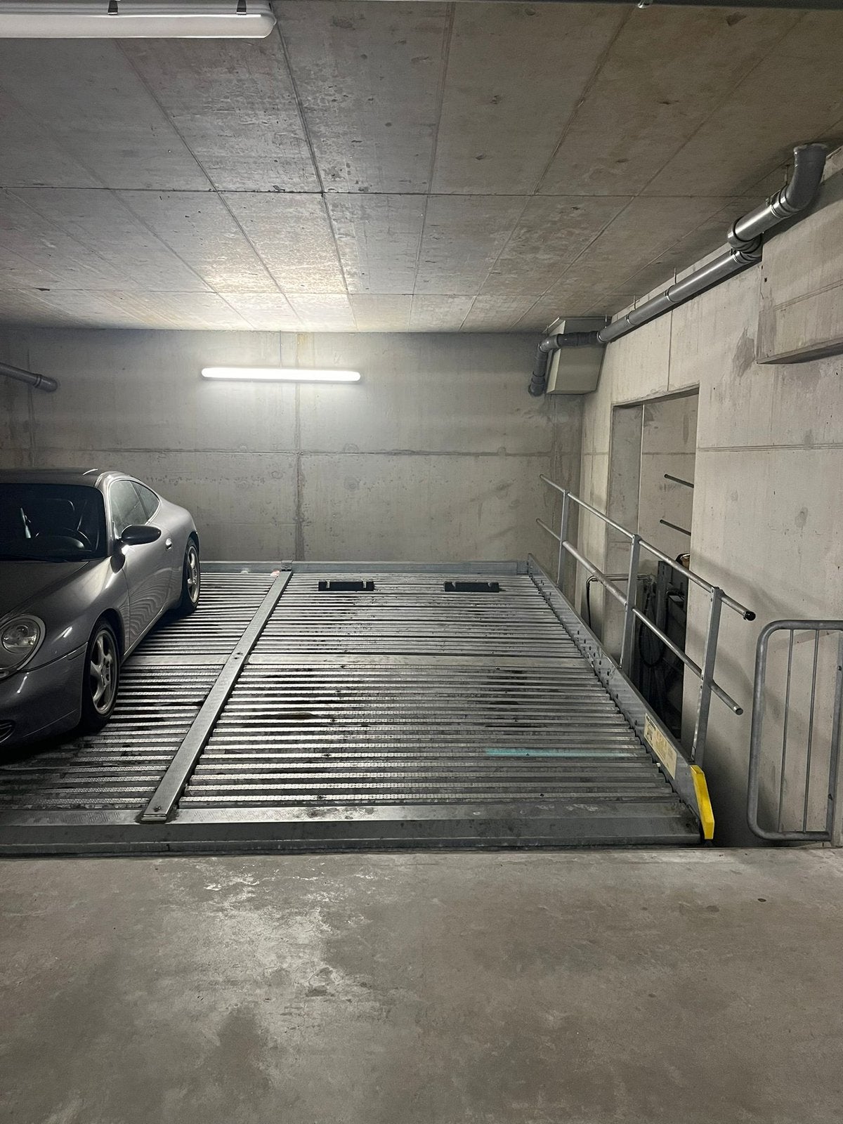 Te huur: overdekte parkeerplaats in Amsterdam Centrum, Huizen en Kamers, Amsterdam