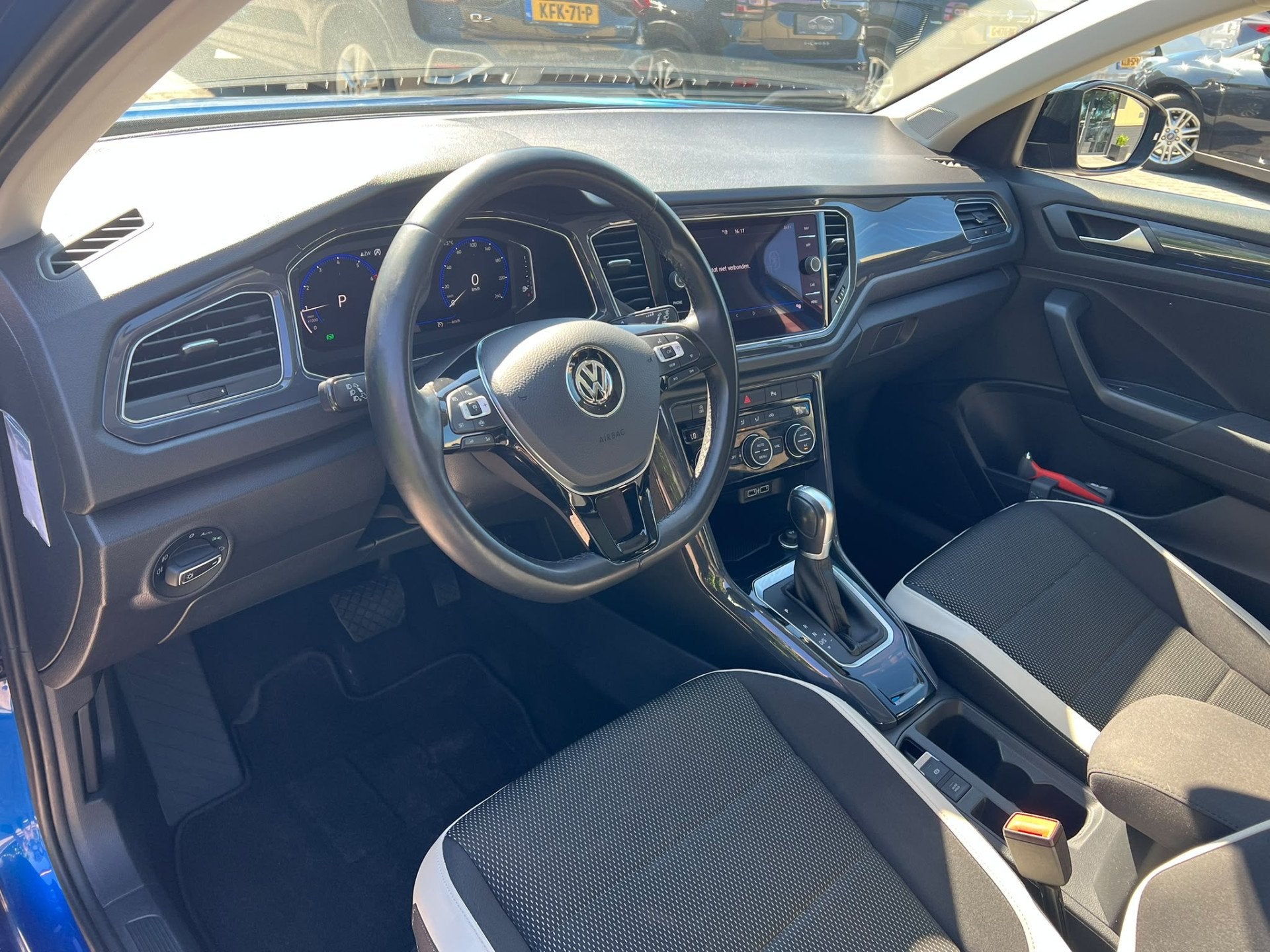 Volkswagen T-Roc 1.5 TSI Sport pano, virtual cockpit, cruise, 4 cilinders, 150 pk, Blauw, Leder en Stof