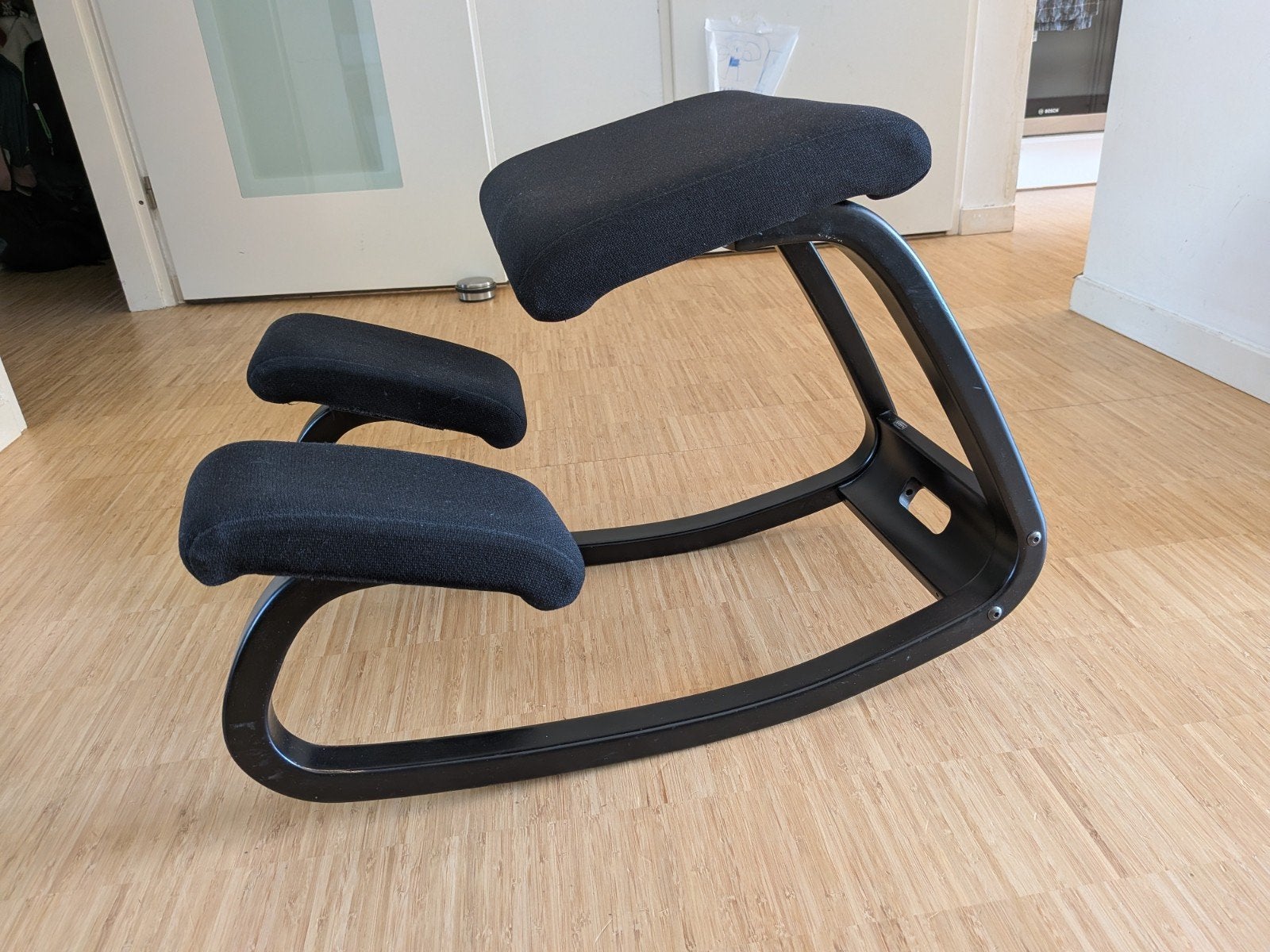 Ergonomische kniestoel - Stokke Varier, Ophalen, Gebruikt, Zwart, Stof