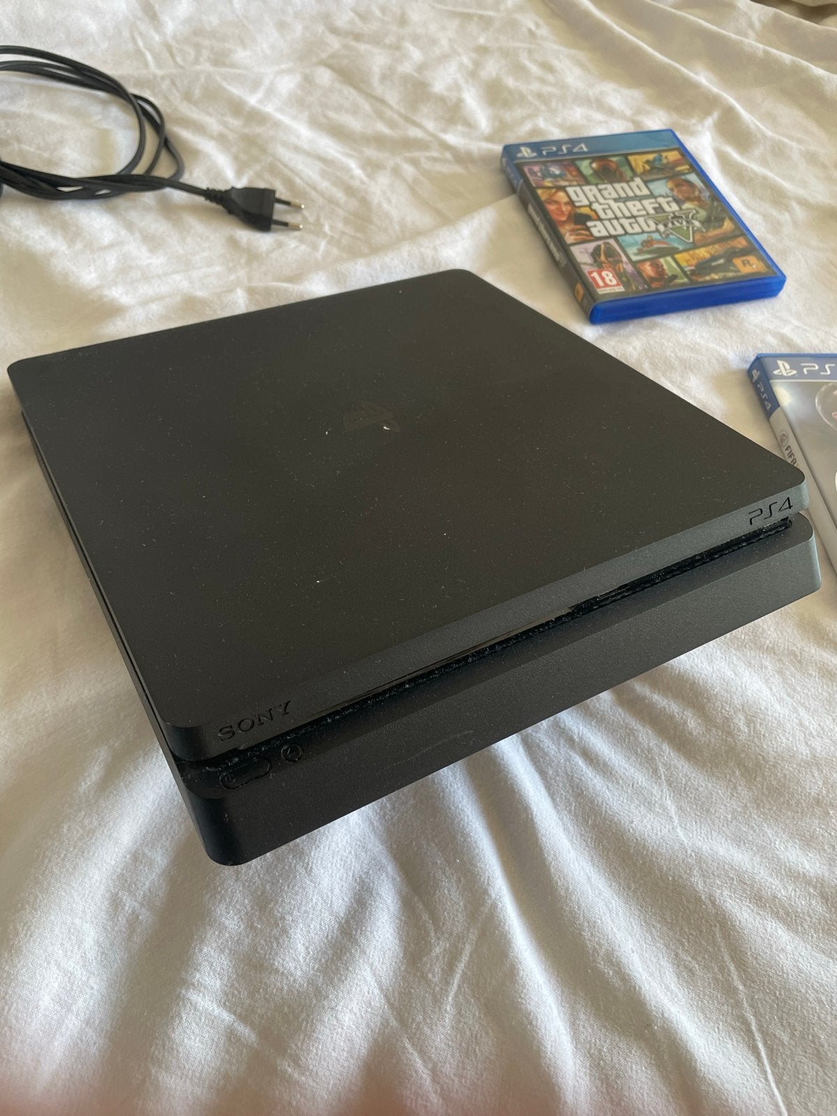 Foto 8 van PlayStation 4 Slim met controller en 2 games