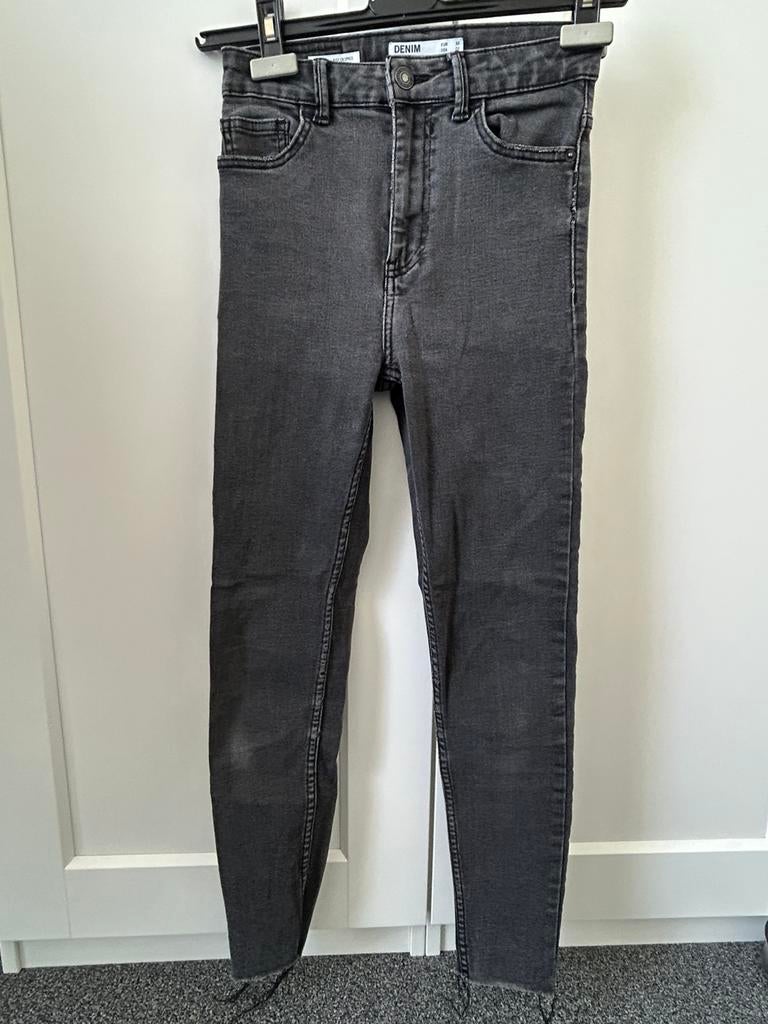 Spijkerbroek Bershka mt 34, Ophalen of Verzenden, Zo goed als nieuw, Blauw, W27 (confectie 34) of kleiner