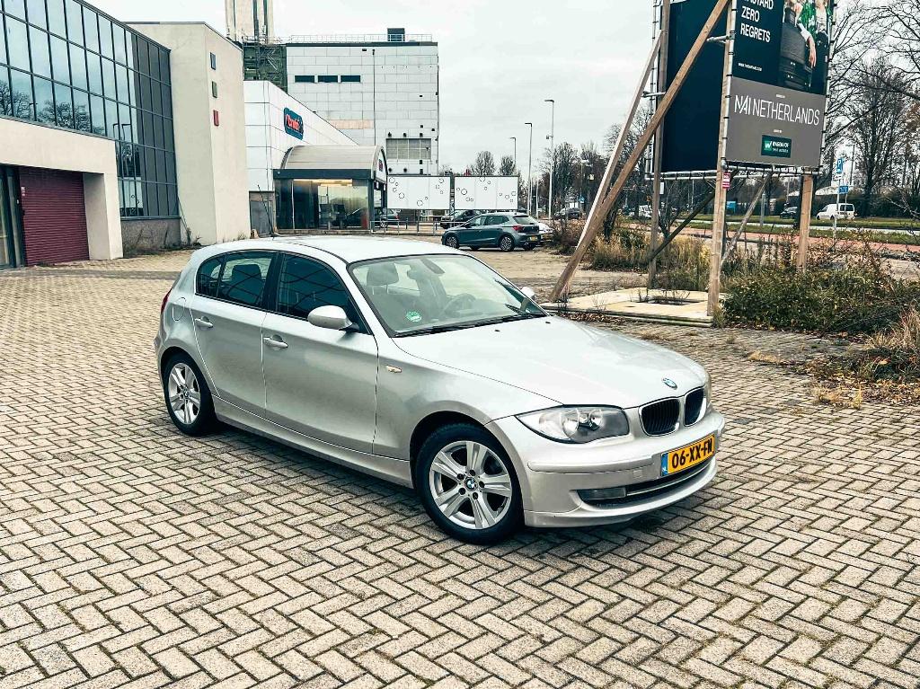 Zeer mooie BMW 118i 5DR 2007 Grijs | 204.500km, Auto's, 1-Serie, 1995 cc, Zwart, Parkeersensor