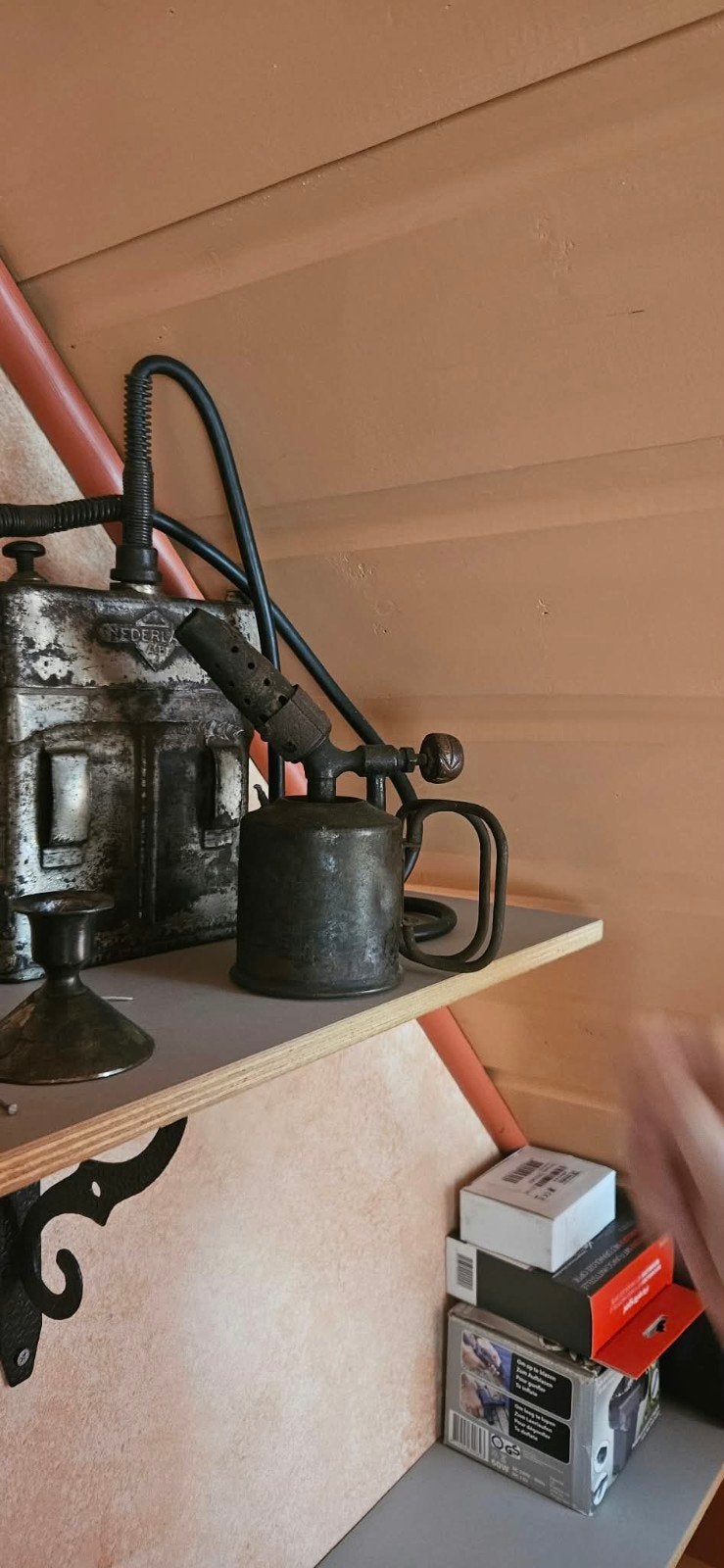 Antieke mijnlamp en soldeerbrander, Ophalen