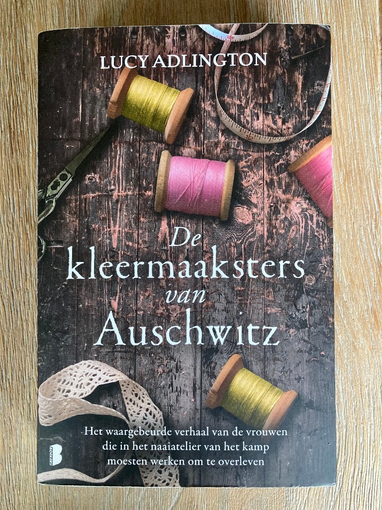 De kleermaaksters van Auschwitz - Lucy Adlington, Boeken, Oorlog en Militair, Ophalen of Verzenden, Tweede Wereldoorlog, Zo goed als nieuw