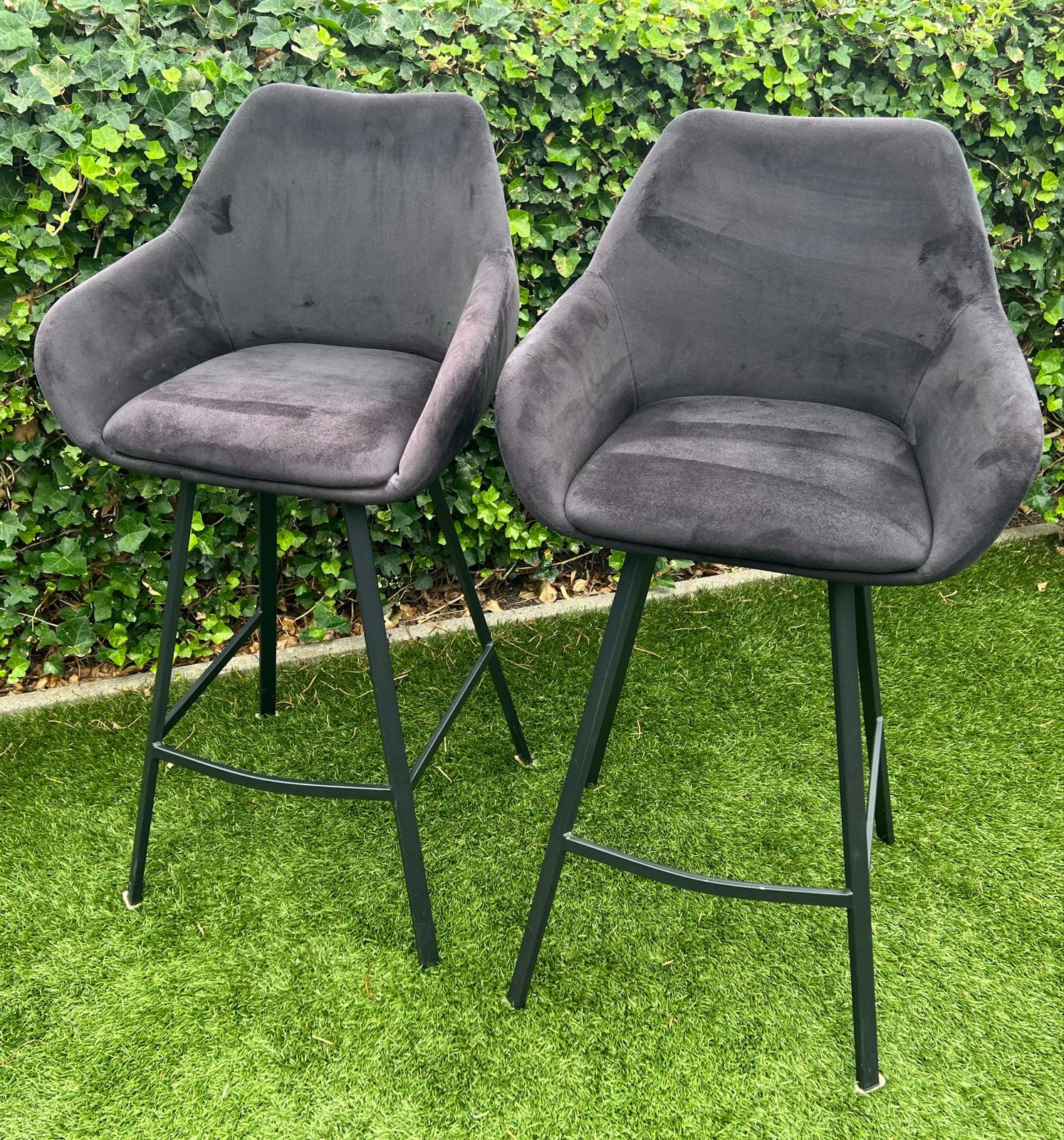 Set van 2 zwarte fluwelen barkrukken., Huis en Inrichting, Barkrukken, Ophalen, Met voetsteun, Zo goed als nieuw, 90 cm of meer