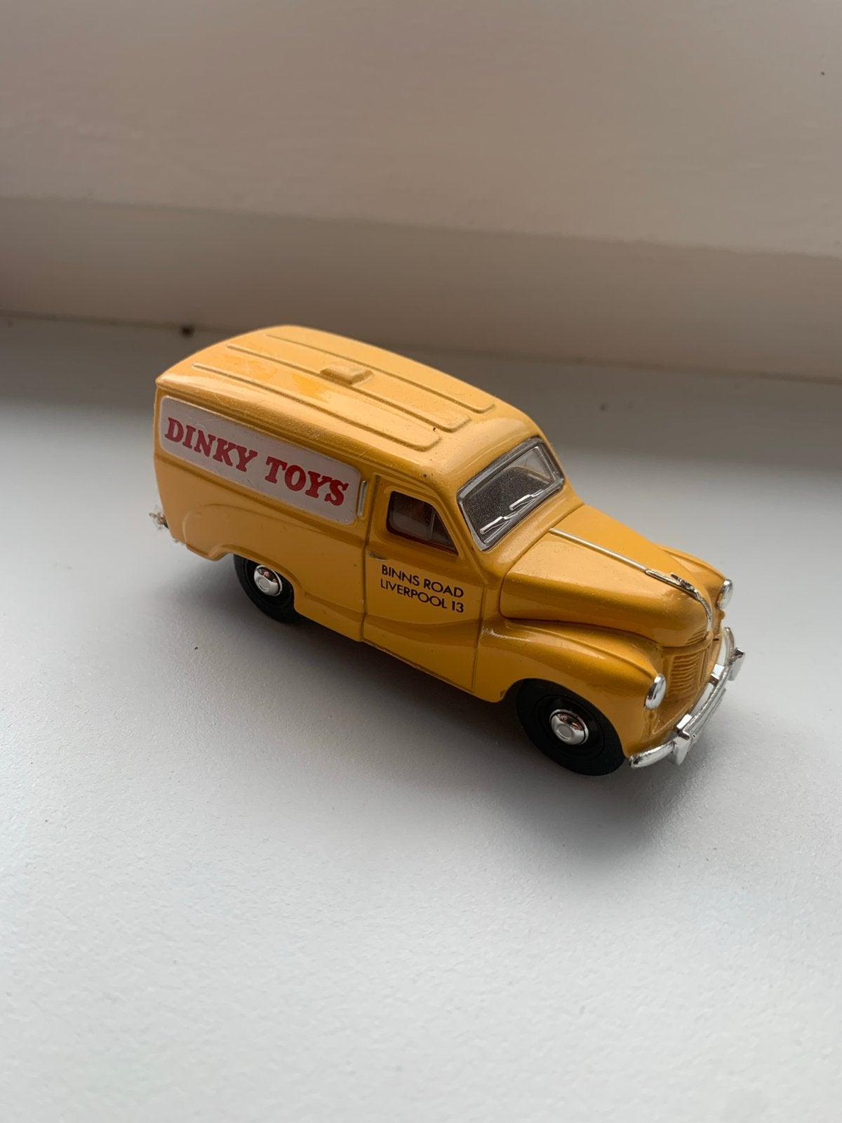 Dinky Toys 1990 Austin A40 1952 CWT Van - Geel, Ophalen of Verzenden, Gebruikt