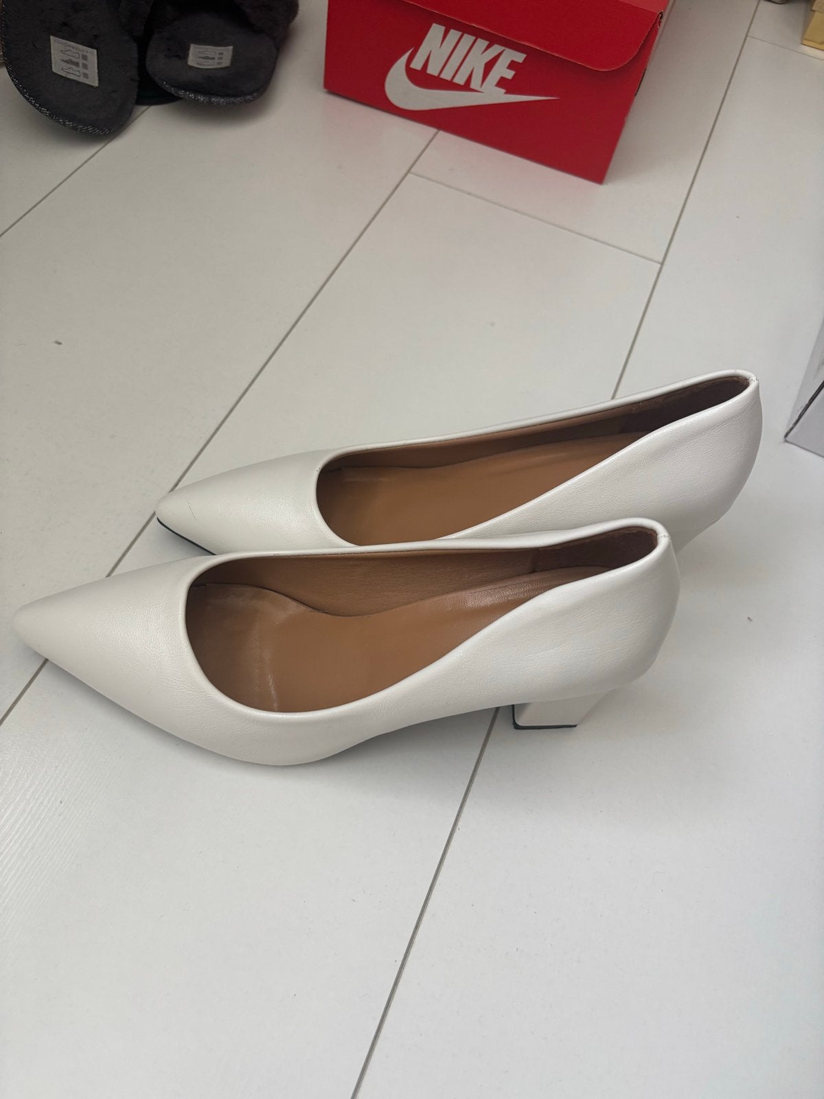 Witte pumps met lage hak - Maat 41, Ophalen of Verzenden, Zo goed als nieuw, Wit, Schoenen met lage hakken