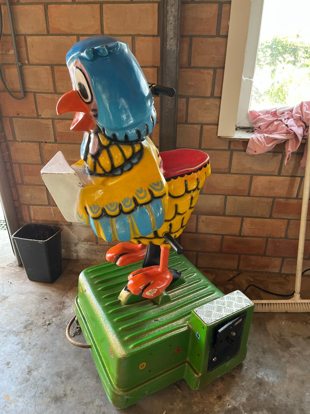 Kiddie ride meneer de uil. Speeltoestel met muntinworp, Ophalen, Gebruikt